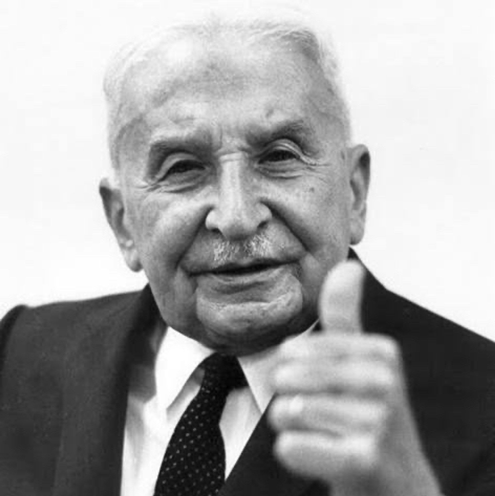 Ludwig Von Mises foi o maior economista da escola austríaca de economista. Professor de Hayek e Rothbard. Já foi de esquerda