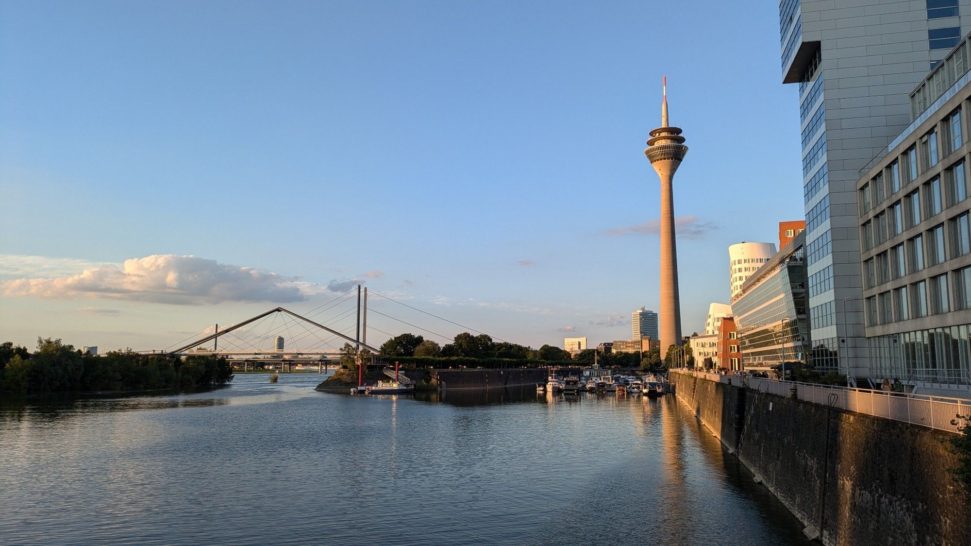 Medienhafen Düsseldorf in der Abendsonne, Blick übers Hafenbecken Richtung Rheinturm