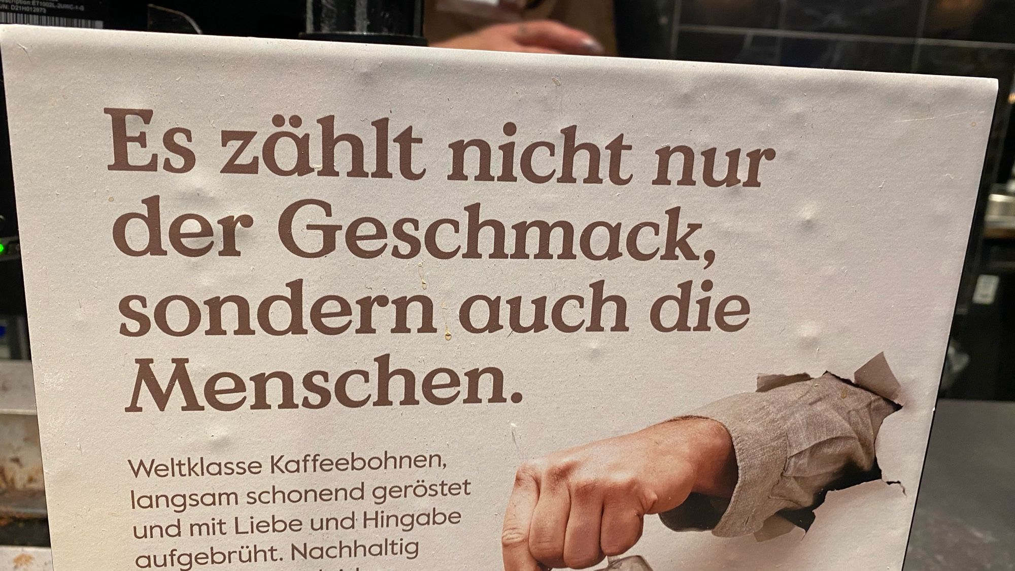 Ein Werbeschild mit folgendem Text: Es zählt nicht nur der Geschmack, sondern auch die Menschen.