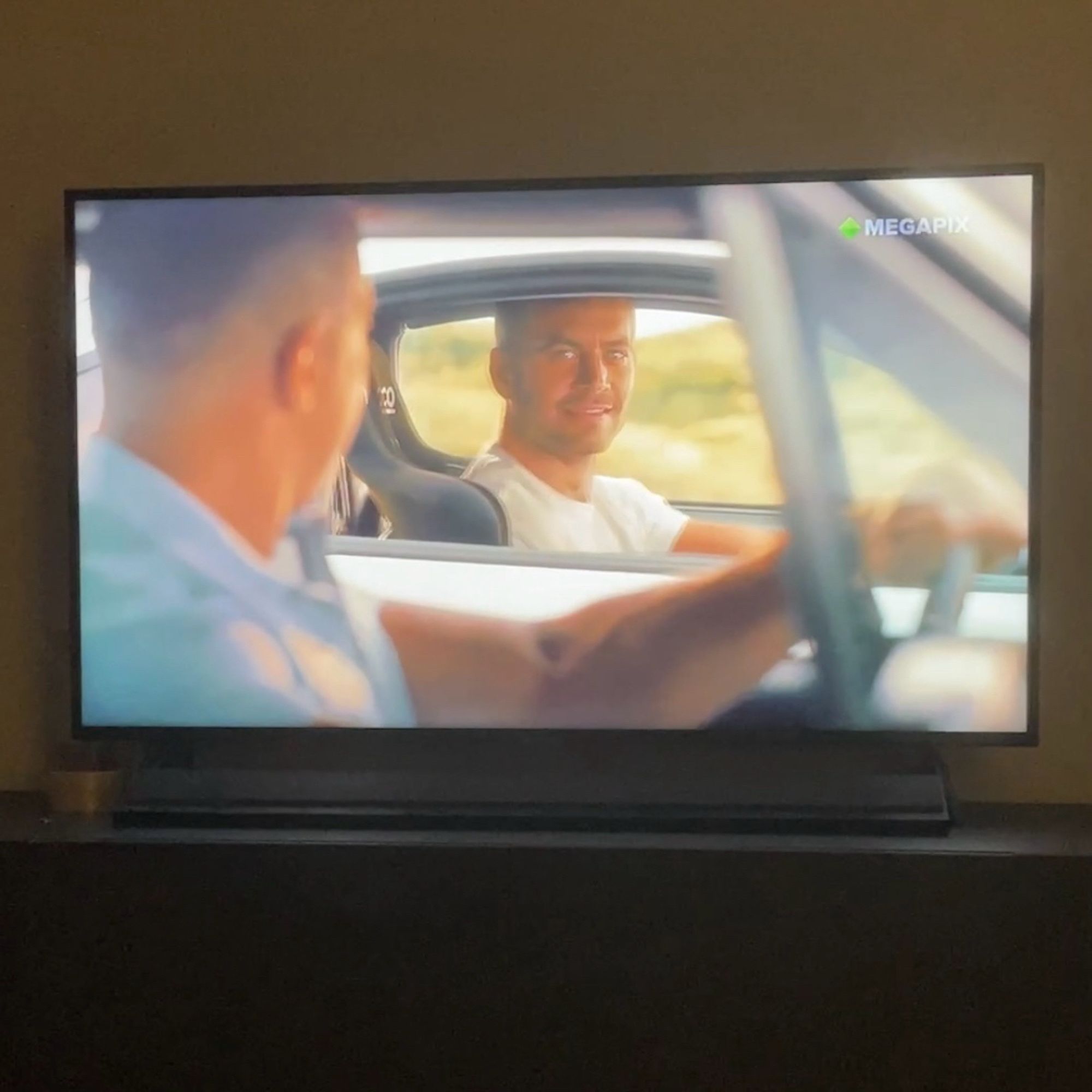 Foto da tela de tv com o final do filme Velozes e Furiosos 7