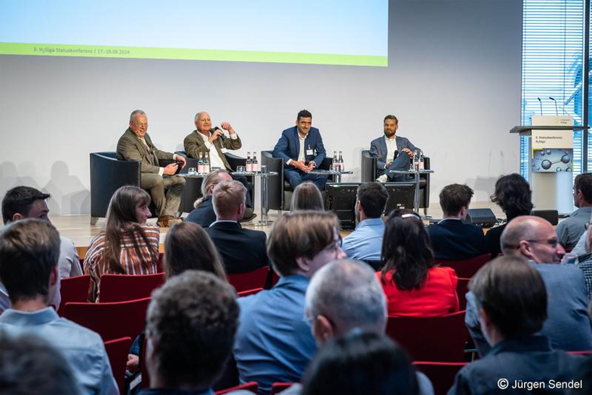 Diskussionsrunde bei der dritten H₂Giga-Statuskonferenz - v. l. n. r.: Ulrich Walter, Günter Schmid (Siemens Energy Gobal), Thomas Emmert (Linde), Florian Hajdu (MAN Energy Solutions) - Copyright Jürgen Sendel (https://www.pictureblind.de/)