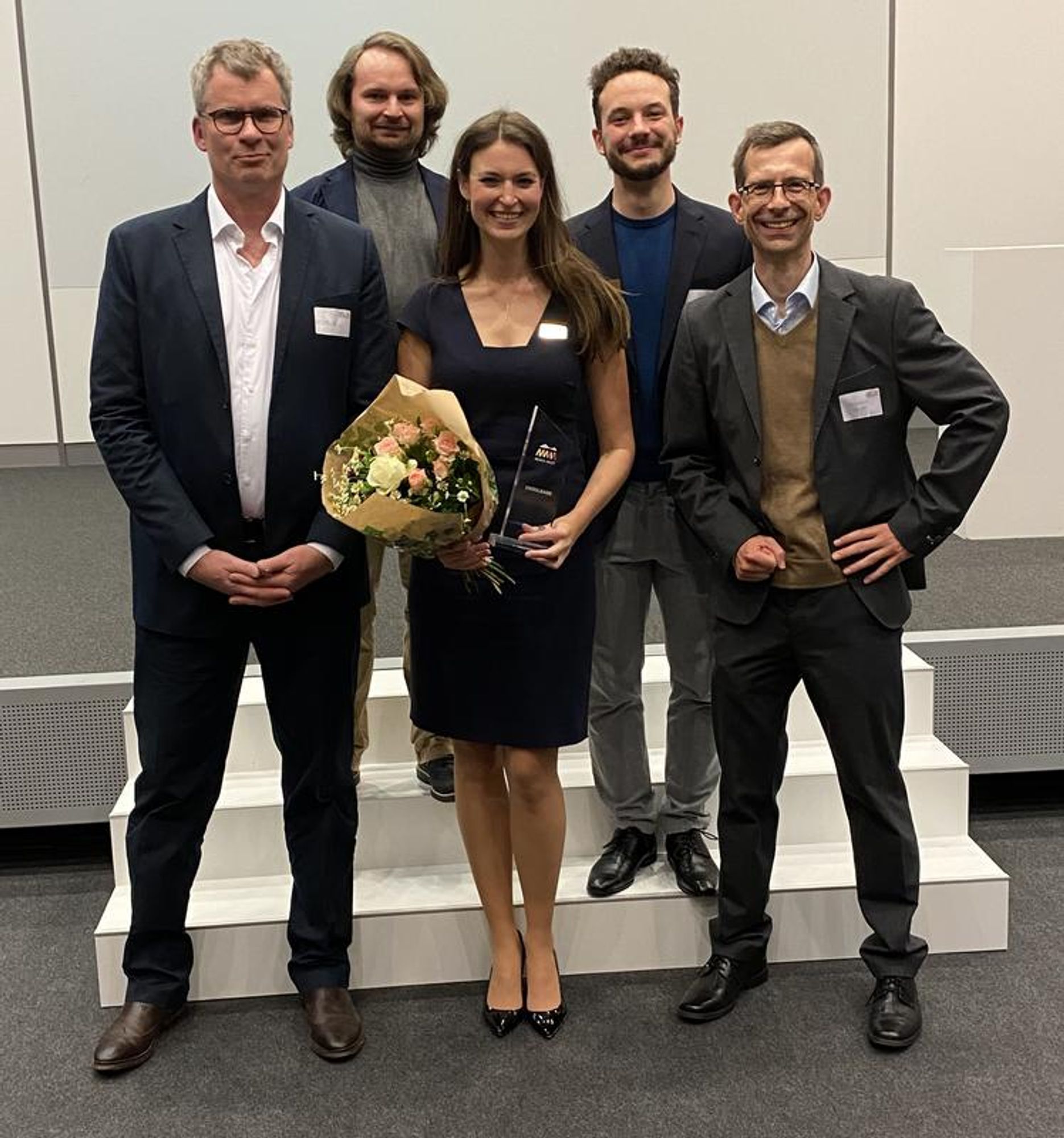 Gewinnerteam ENDOLEASE, vorne v.l.n.r.: Dr. Eric Wittchow, Dr. Anna Fleischer, Prof. Dr. Ulrich Hofmann, hinten links: Michael Bartolf-Kopp und Franz Moser. Es fehlen Prof. Dr. Tomasz Jüngst, Johannes Braig und Dr. Heinz Schwer - Copyright UKW