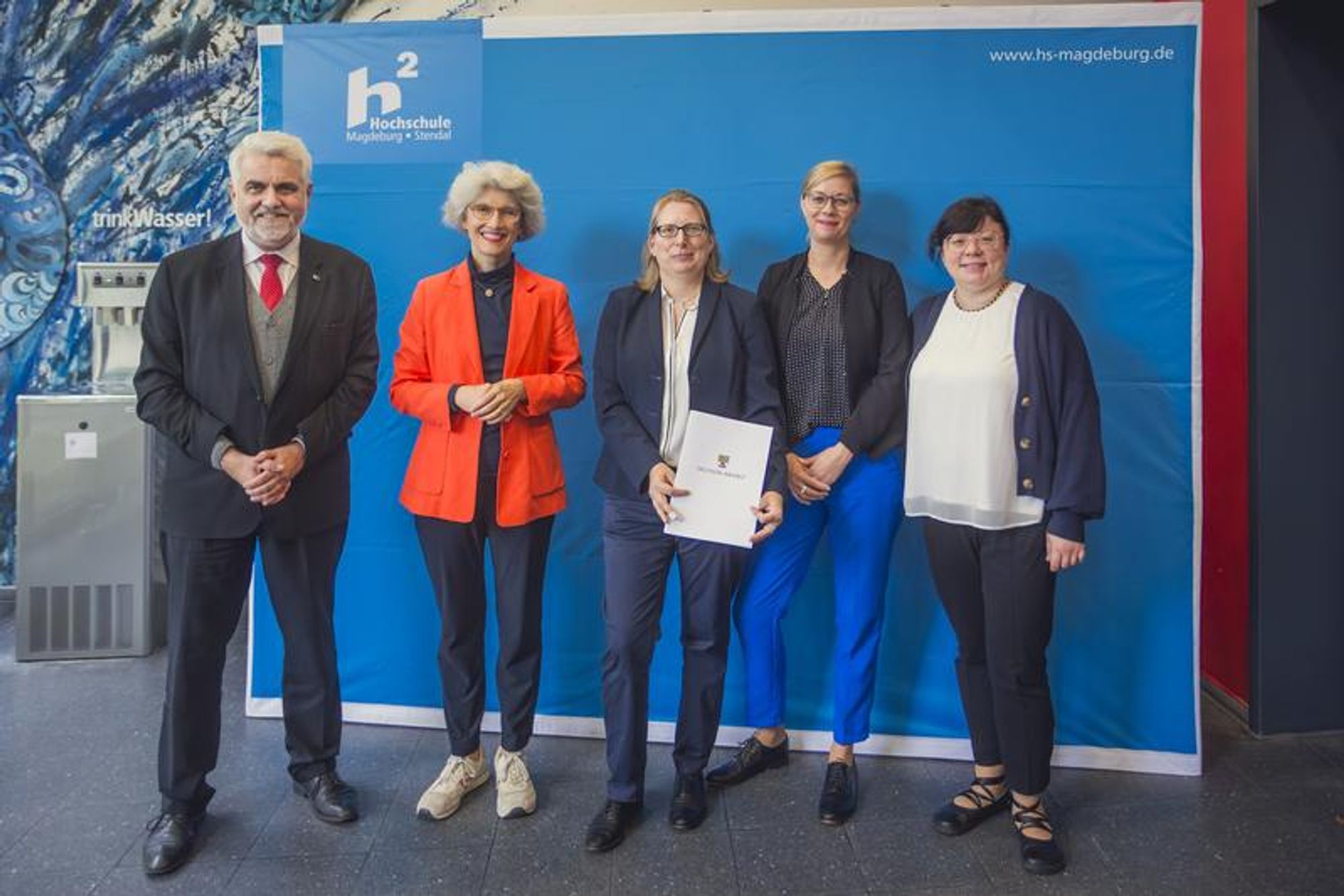 Wissenschaftsminister Prof. Dr. Armin Willingmann, Rektorin Prof. Dr. Manuela Schwartz, Projektleitung Prof. Dr. Stefanie March, Prof. Dr. Dagmar Arndt und Prof. Dr. Kateryna Fuks (v. l.) während der Übergabe des Förderbescheids am 26. September 2024.  - Copyright 