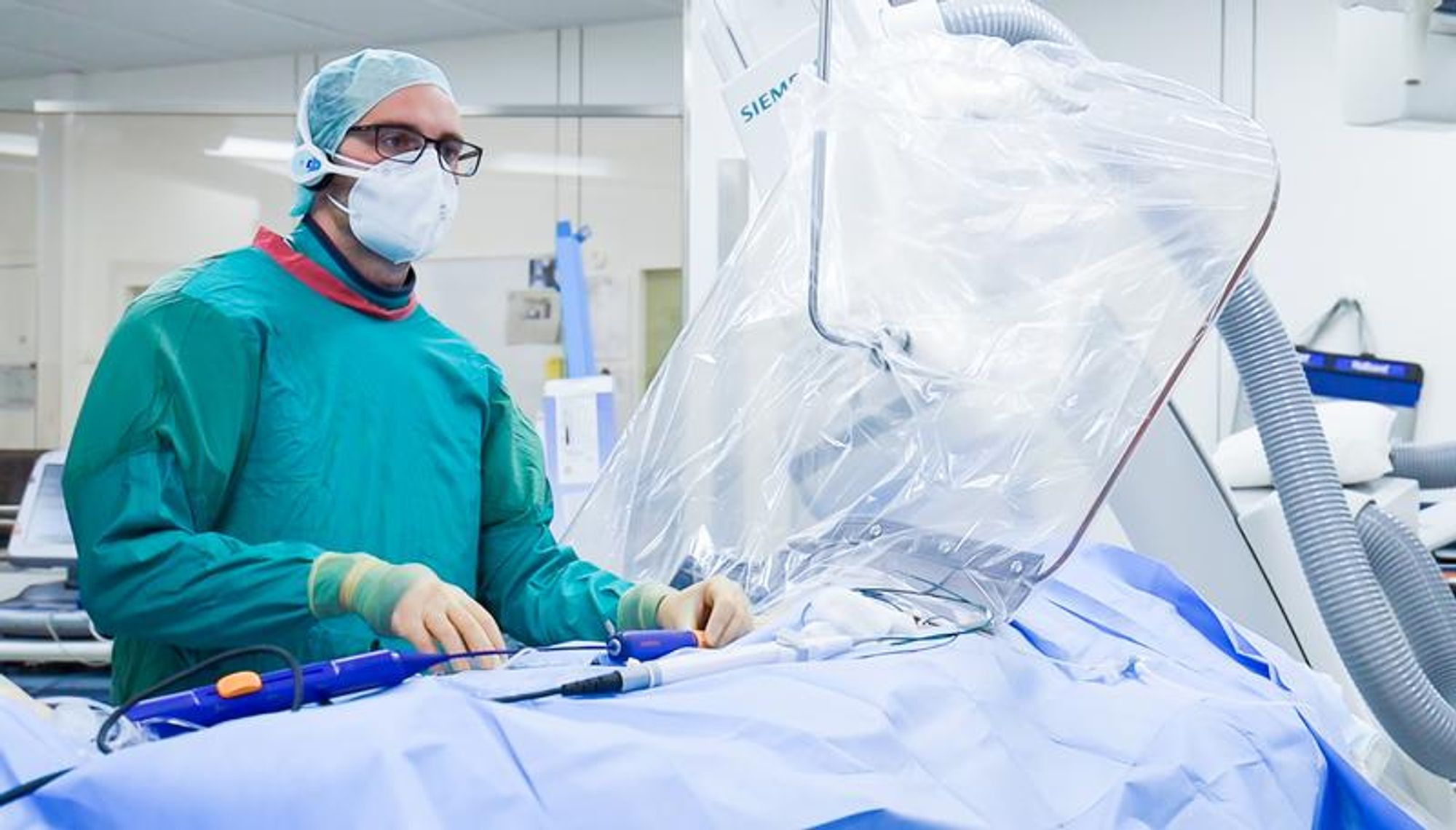 Dr. Leonard Bergau, Deputy Head of the Clinical Electrophysiology Unit and Senior Physician in the Department of Cardiology and Pneumology at the University Medical Center Göttingen (UMG), during a pulsed field ablation. - Copyright umg/hzg, Eva Meyer-Besting