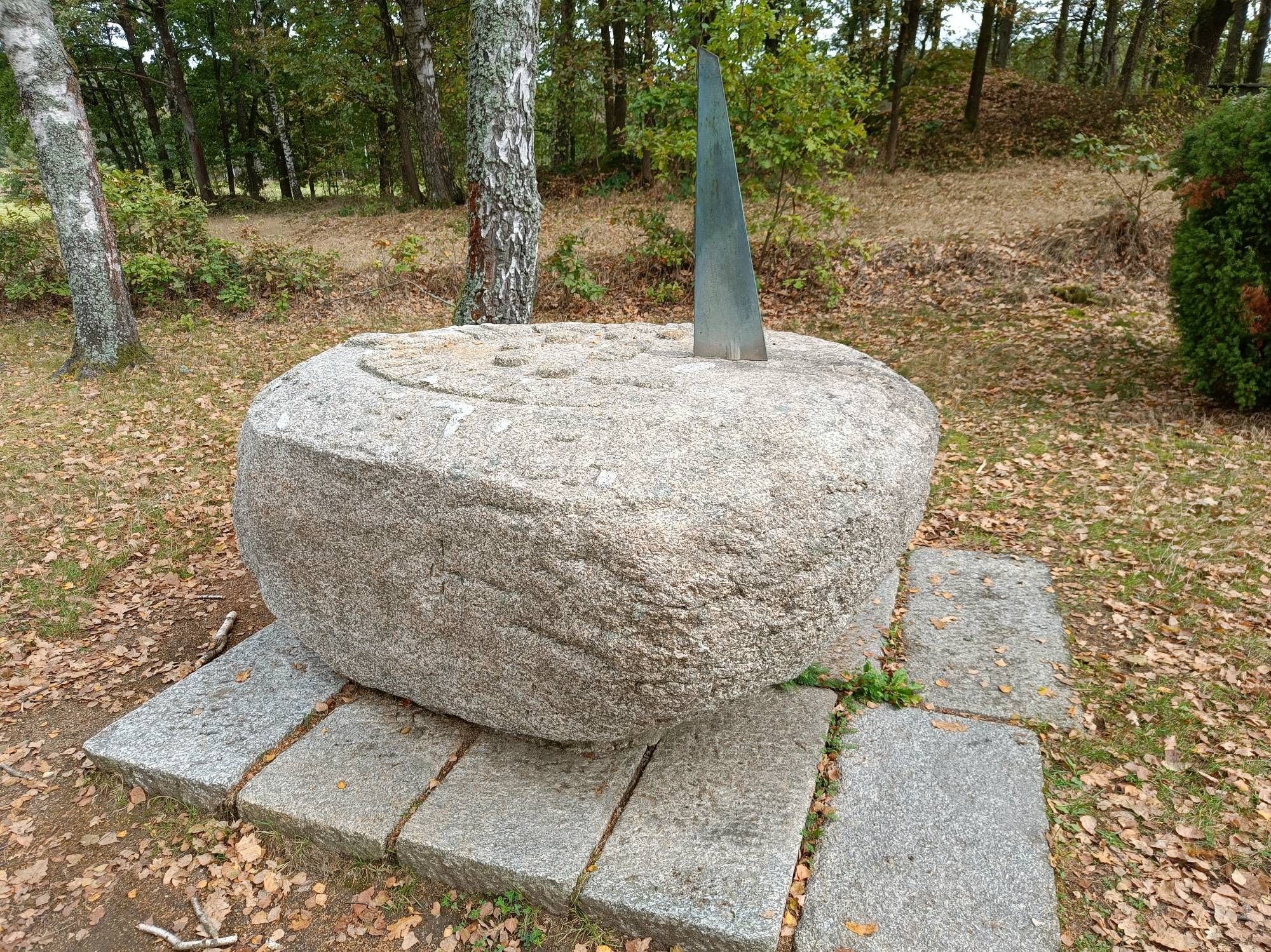 Granitsonnenuhr