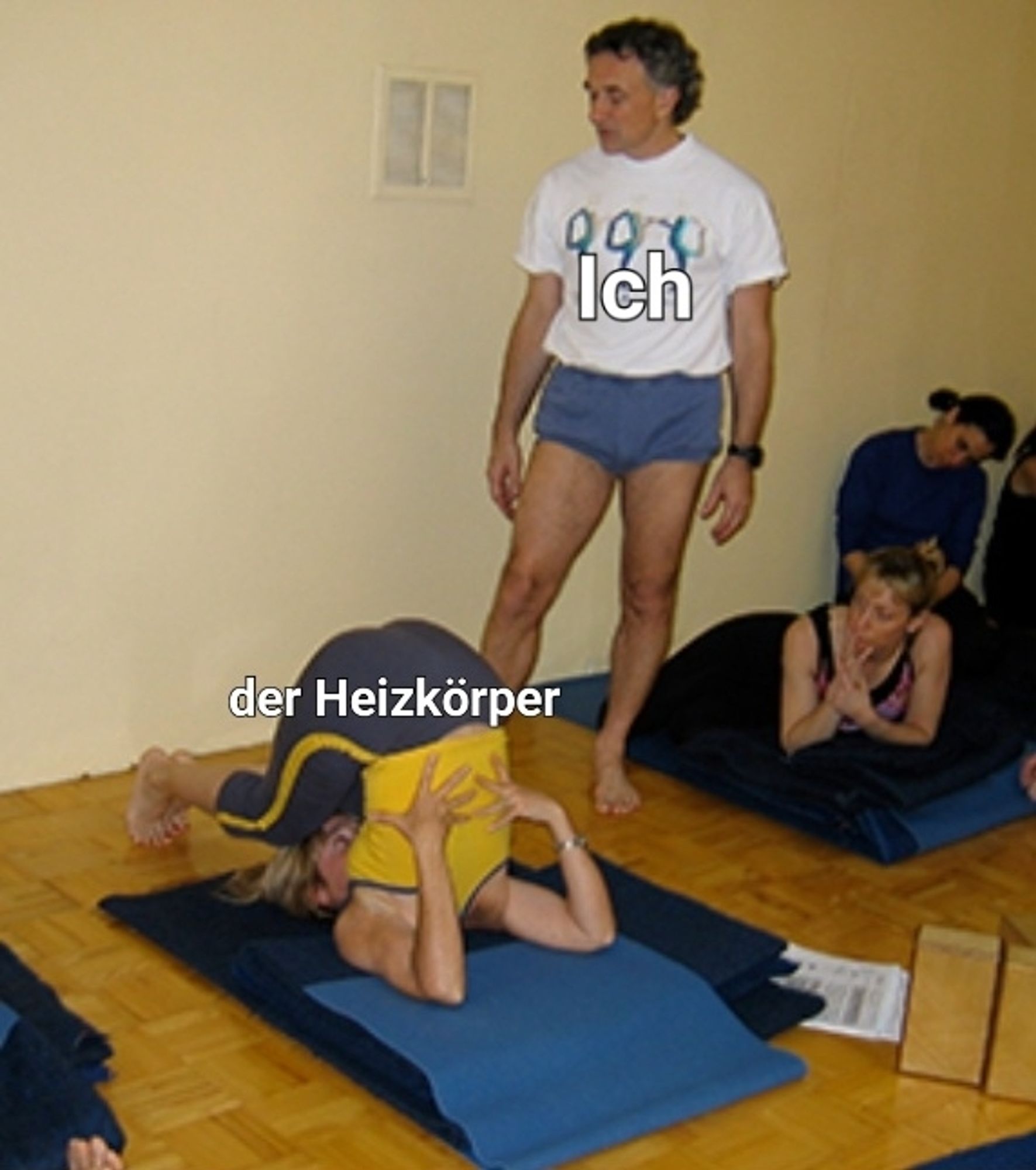 Meme Richard Schachtel Text: ich
Eine Yoga Schülerin macht eine Art "Kerze" text: der Heizkörper