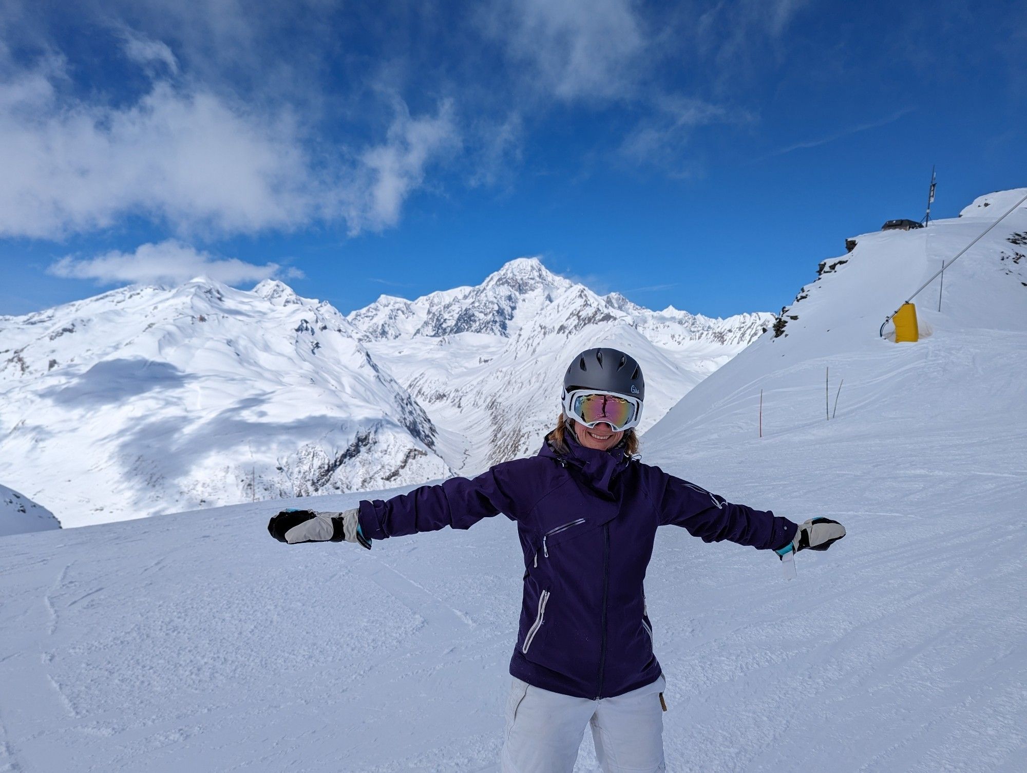 An excited snowboarder enjoying the snow conditions in good weather, in front of Mont Blanc