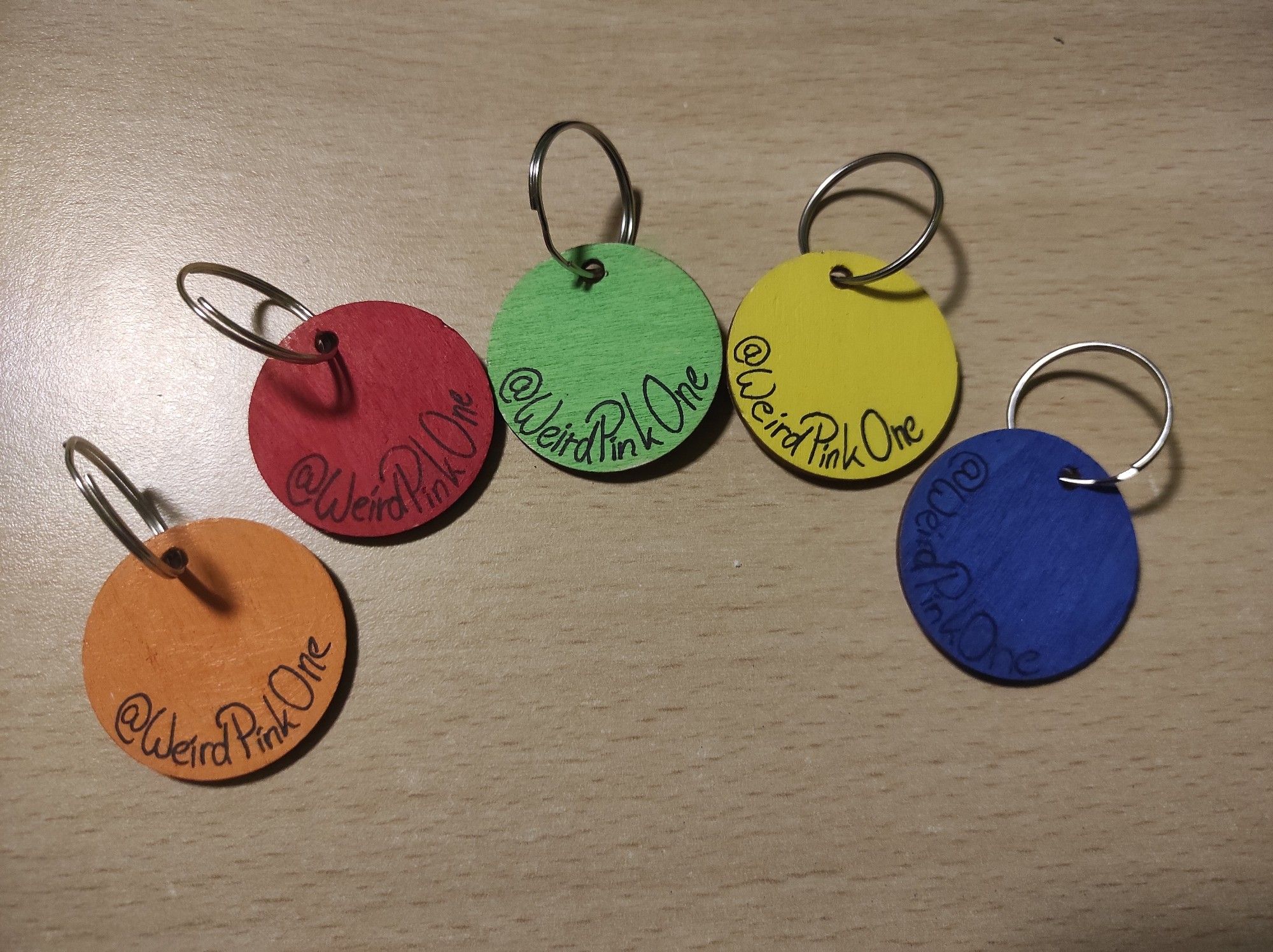 Colored backsides of said wooden charms, left to right:
Orange
Red
Green
Yellow
Blue