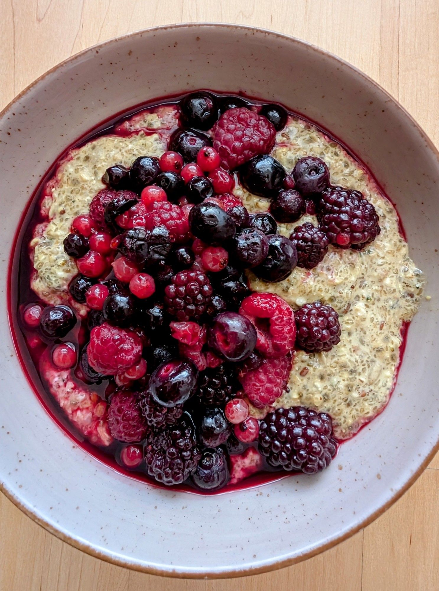 Schüssel mit Overnight Oats und Beerenmix