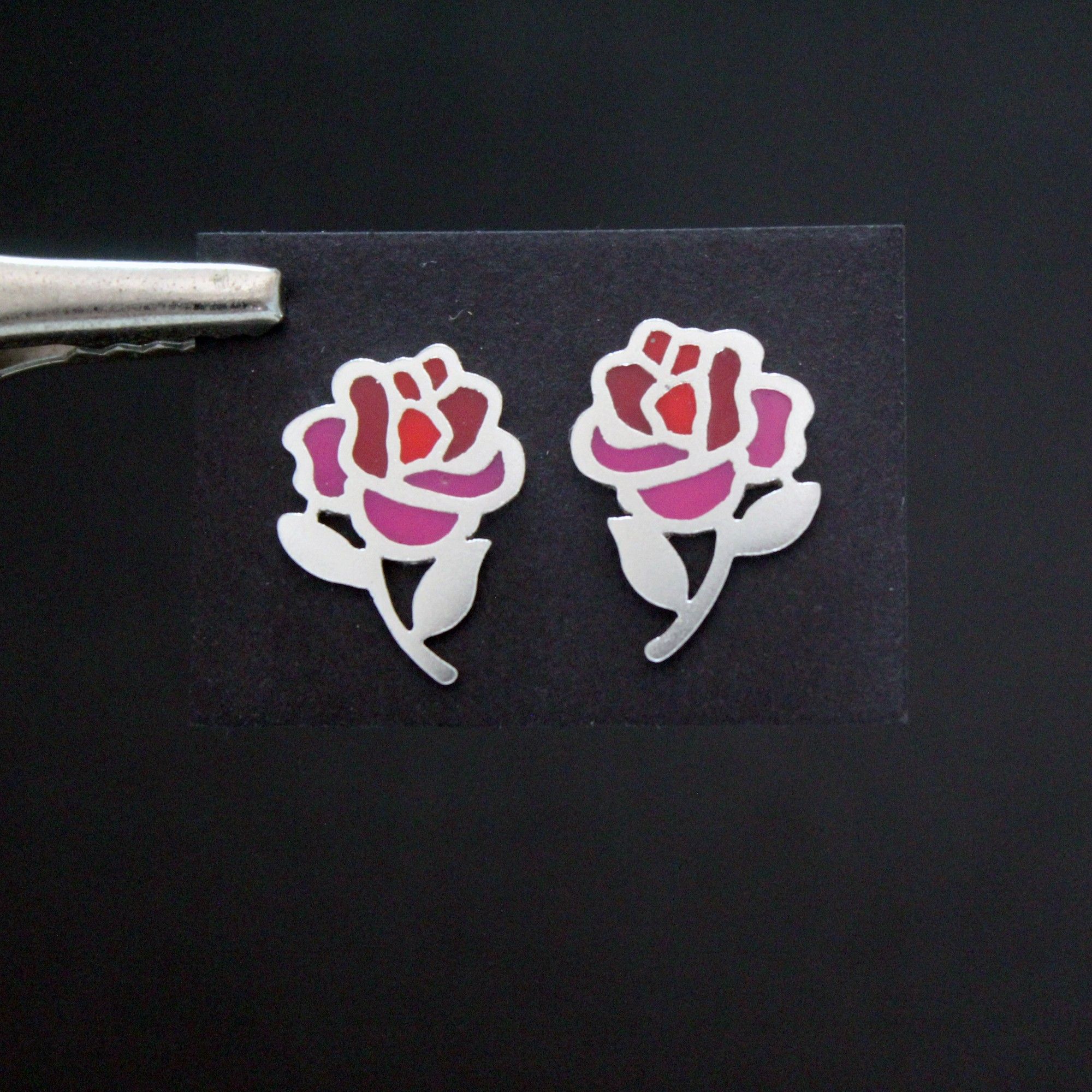 Pendientes de plata 925 calados con forma de rosas. Los pétalos son de distintos tonos de rojo y rosado.