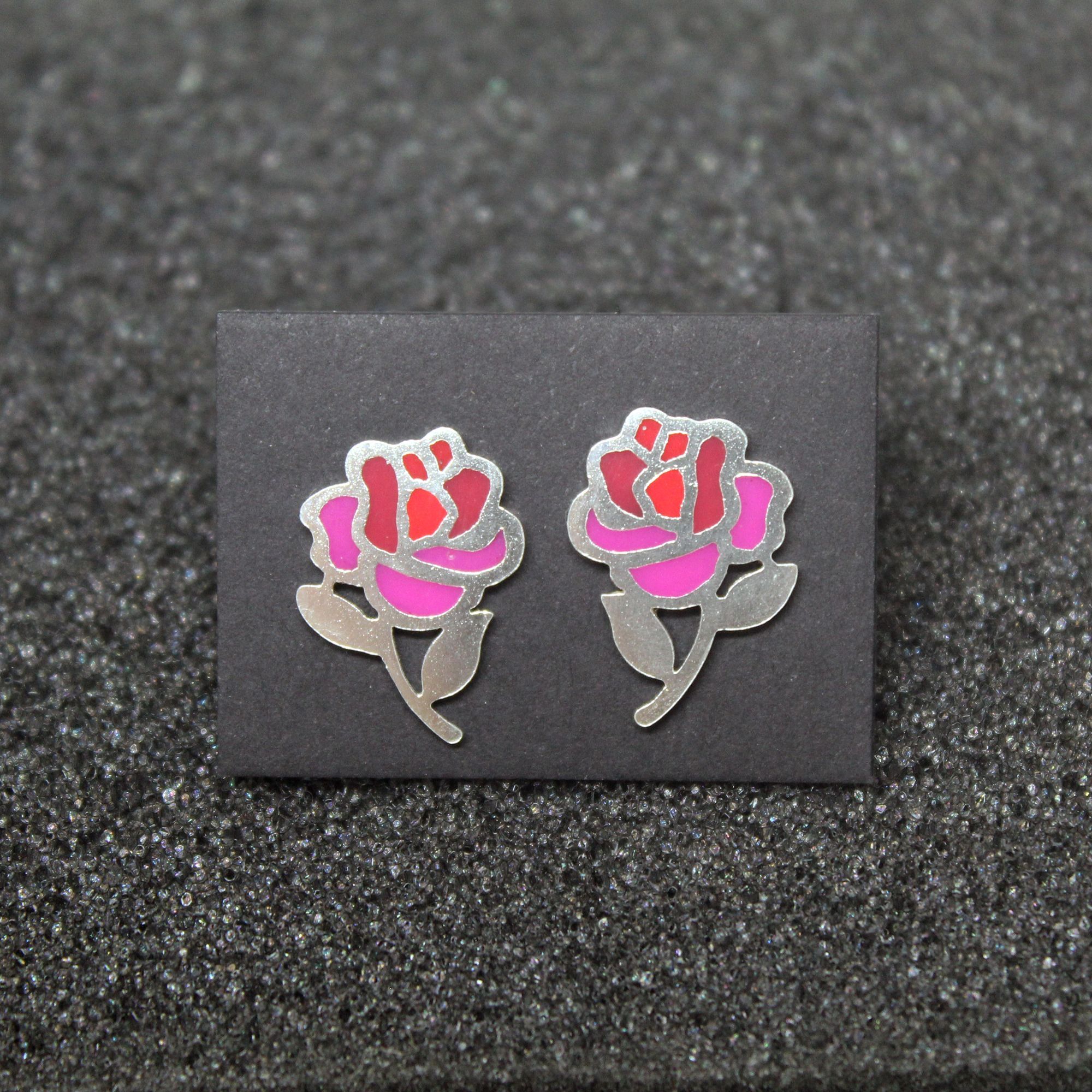 Pendientes de plata 925 calados con forma de rosas. Los pétalos son de distintos tonos de rojo y rosado.