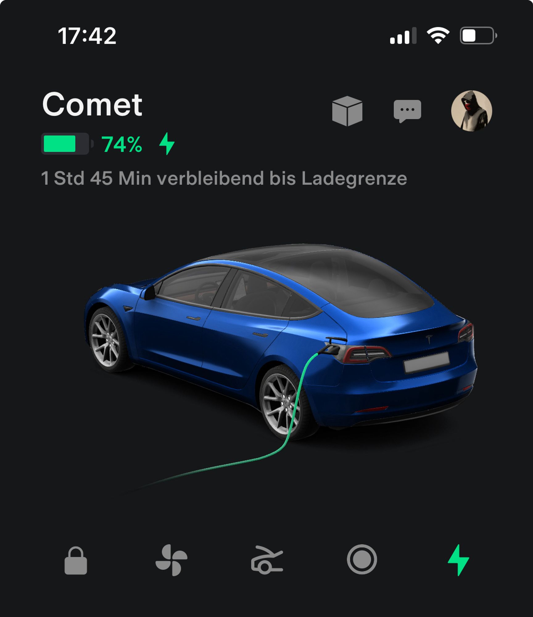 Screenshot der Tesla-App, unser blaues Model 3 mit dem Namen „Comet“ wird geladen. Der State of Charge beträgt im Moment 74%.