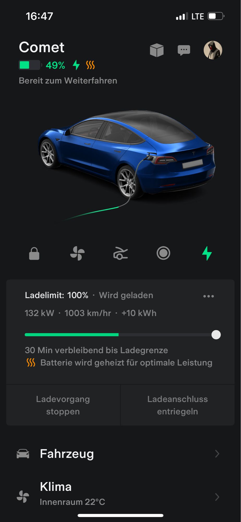 Screenshot Tesla App, Auto lädt mit 132kw und berechnet eine Zeit von etwa 30 Minuten.