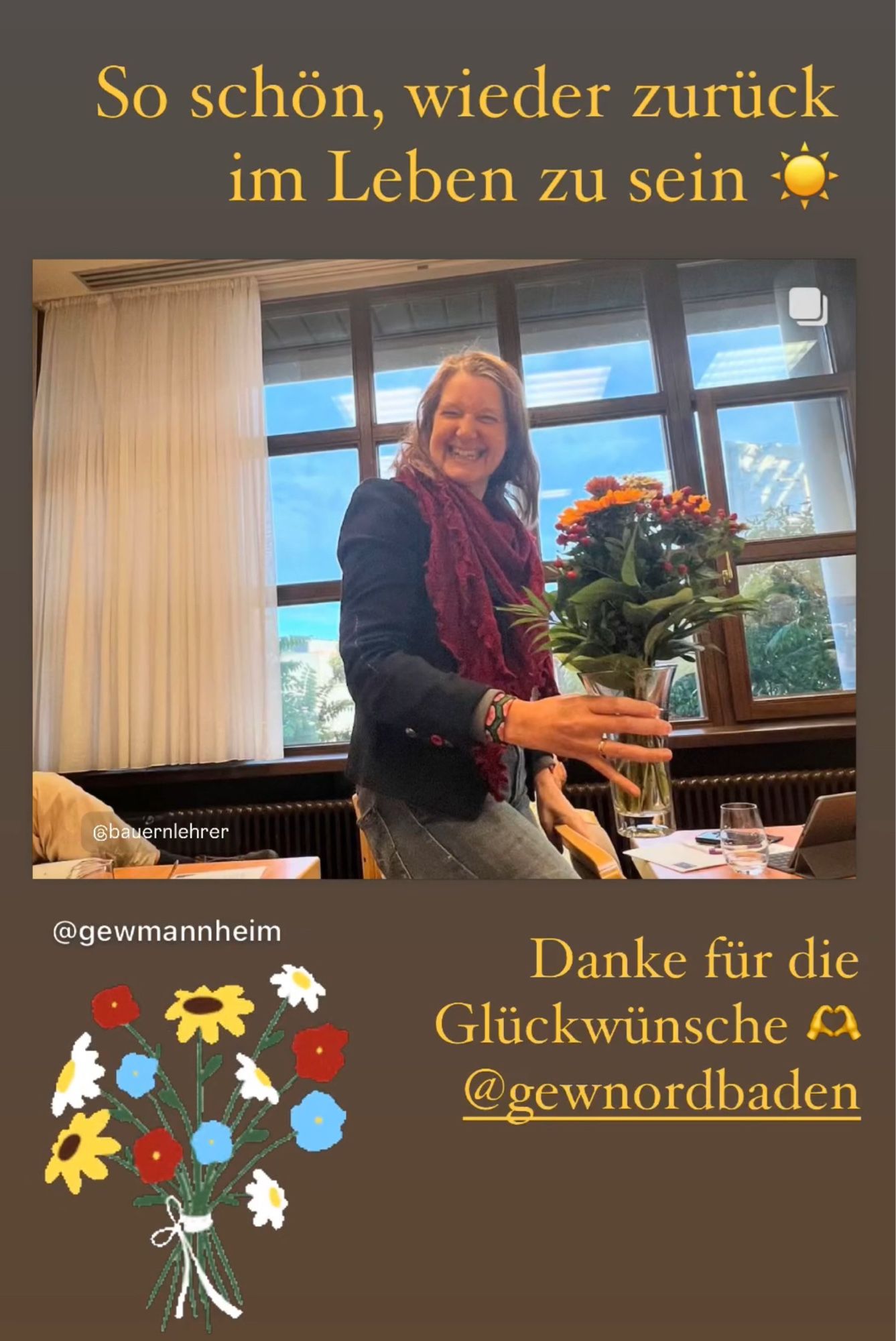 Susanne erhält Blumen und nachträgliche Glückwünsche zum 50. und zur Rückkehr. Bild von der GEW Mannheim 🥳