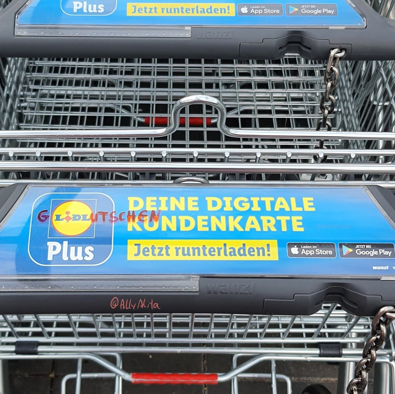 Einkaufswagen vom Lidl, das Lidl Logo mit Edding um Buchstaben ergänzt, jetzt steht da: GLidlutschen