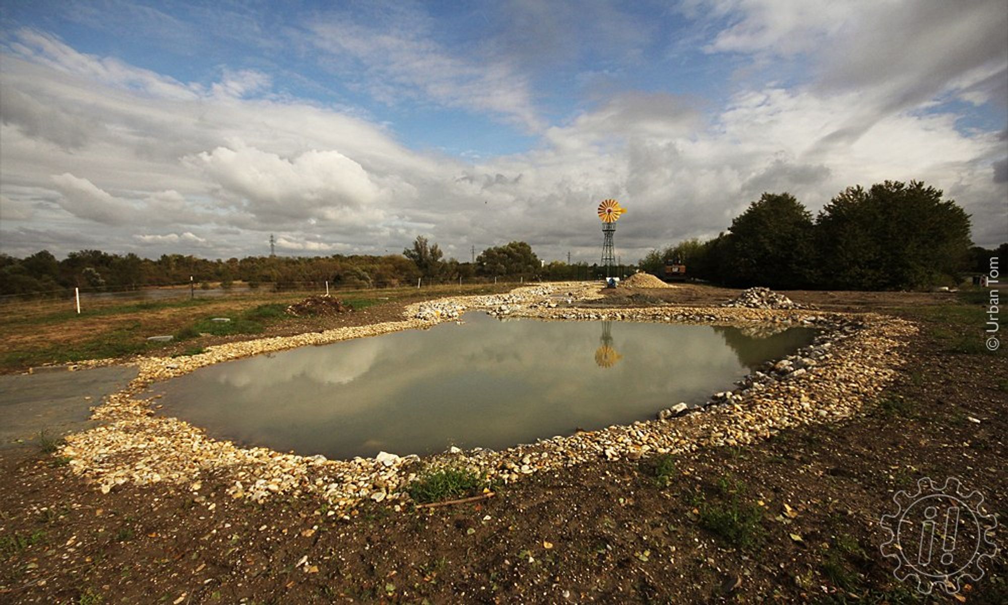 Neues Biotop, das ideal für Wechselkröten wäre, auf der Donauinsel. Es besteht aus einem großen und mehreren kleinen verbundenen Teichen, die ohne Vegetation sind und nur mit Kieselsteinen als Boden auskommen.