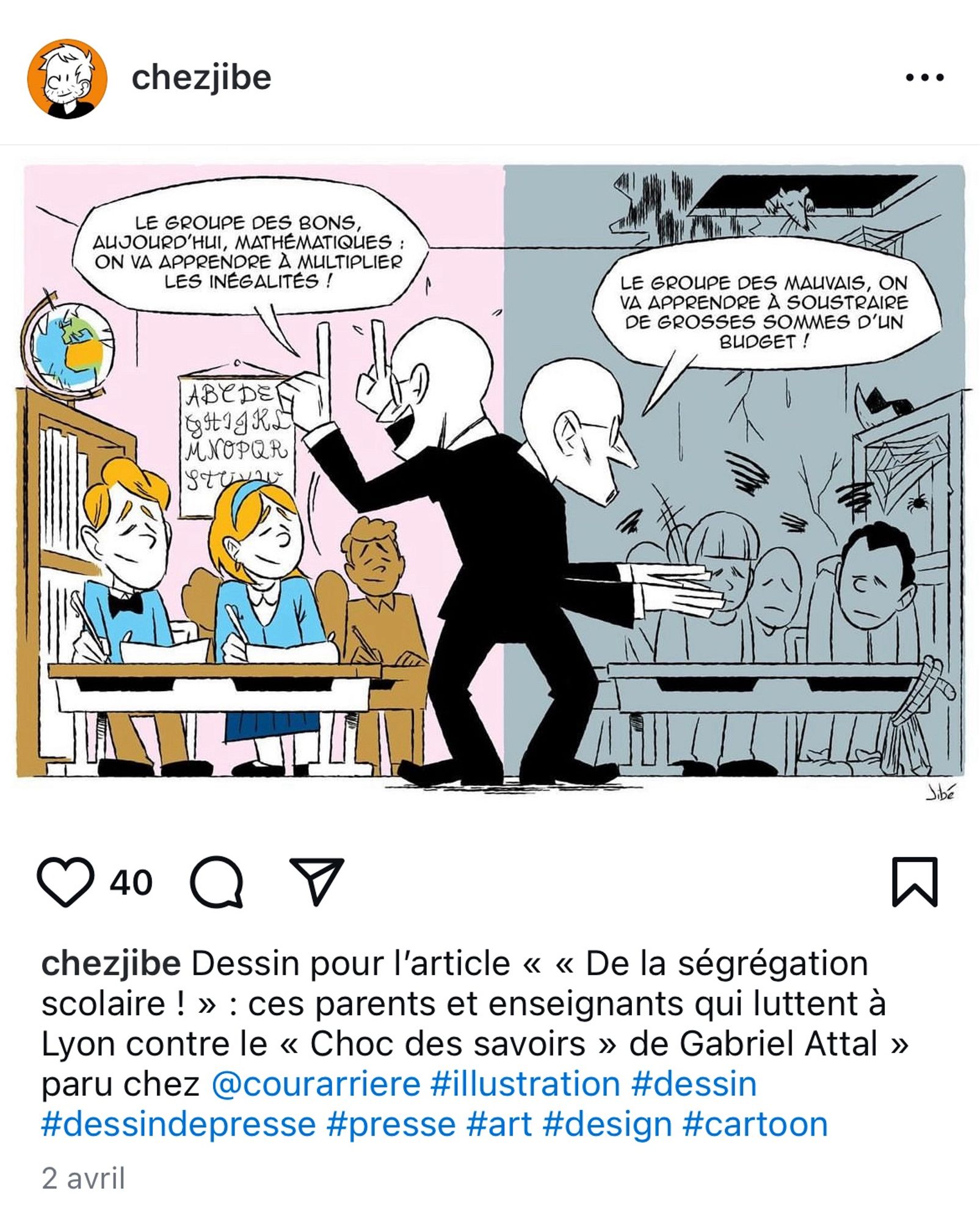 Dessin pour l’article « De la ségrégation scolaire! »: ces parents et enseignants qui luttent à Lyon contre le « Choc des savoirs » de Gabriel Attal » paru chez @courarriere.
Le dessin est en 2 parties. À gauche: couleurs pastel vives, des élèves semblent habillés comme dans les écoles privées « boîtes à bac », salle de classe équipée et en très bon état. L’enseignant, chauve, à lunettes, portant un costume noir dit ceci:
« Le groupe des bons, aujourd’hui, mathématiques : on va apprendre à multiplier les inégalités ! »
La partie droite du dessin. En noir et blanc.
La salle de classe est plongée dans le gris.
Tous les élèves ont l’air triste, abattu. Pas d’uniforme. La salle de classe est complètement délabrée. Fuite d’eau au plafond, faux plafond ouvert, souris, murs fissurés, papier décollé qui retombe, toile d’araignée et table d’école rafistolée.
L’enseignant a pivoté vers la classe de droite et dit: « Le groupe des mauvais, on va apprendre à soustraire de grosses sommes d’un budget