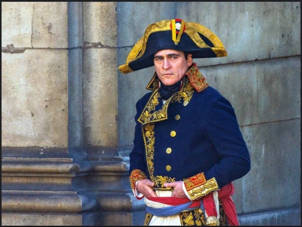 Joaquim Phoenix vestido de Napoleón con un colorido uniforme azul.