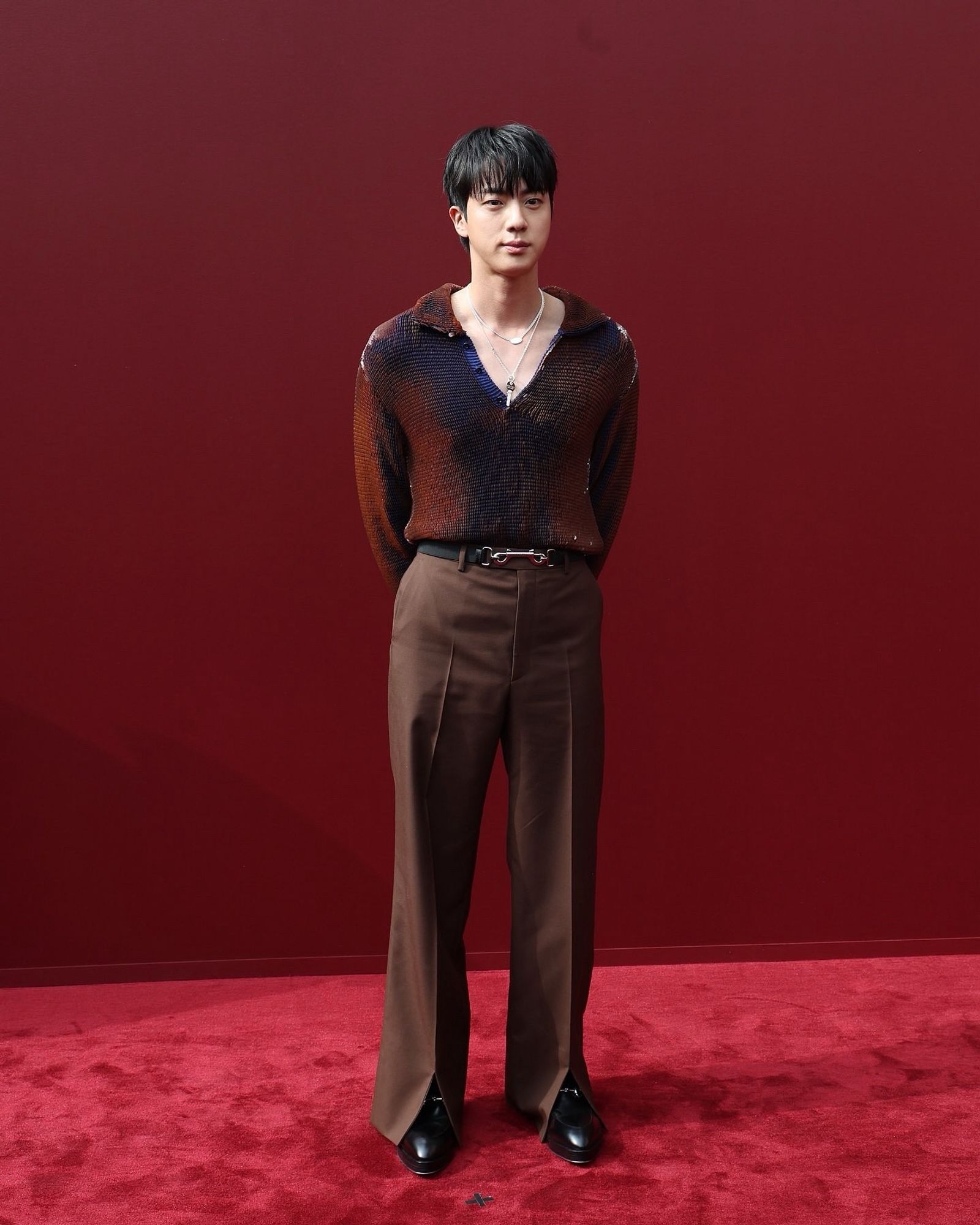 Seokjin wearing a reddish brown outfit at the red carpet of Gucci Summer/Spring 2025 Women’s Fashion Show from MTV’s Instagram.