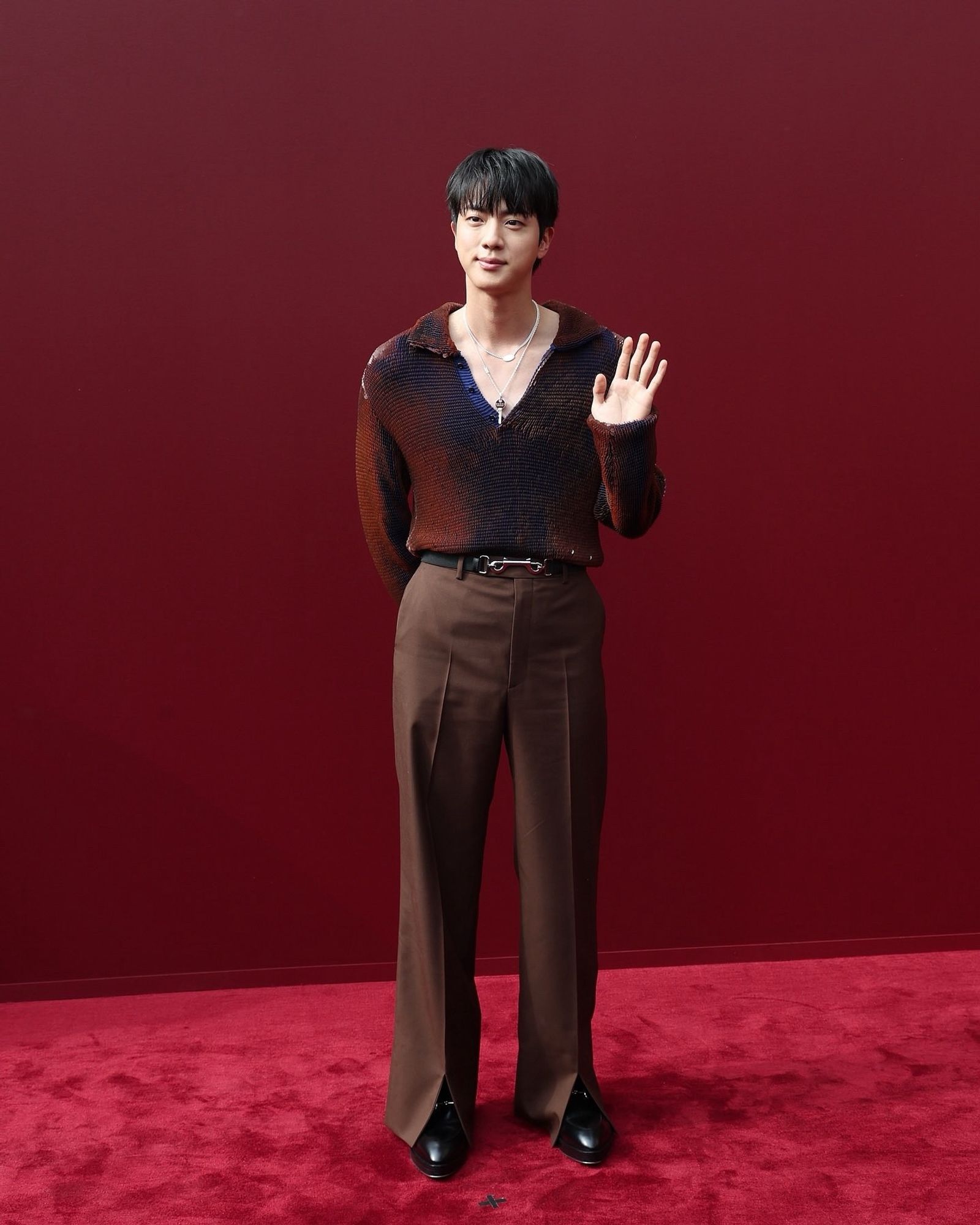 Seokjin wearing a reddish brown outfit at the red carpet of Gucci Summer/Spring 2025 Women’s Fashion Show from MTV’s Instagram.