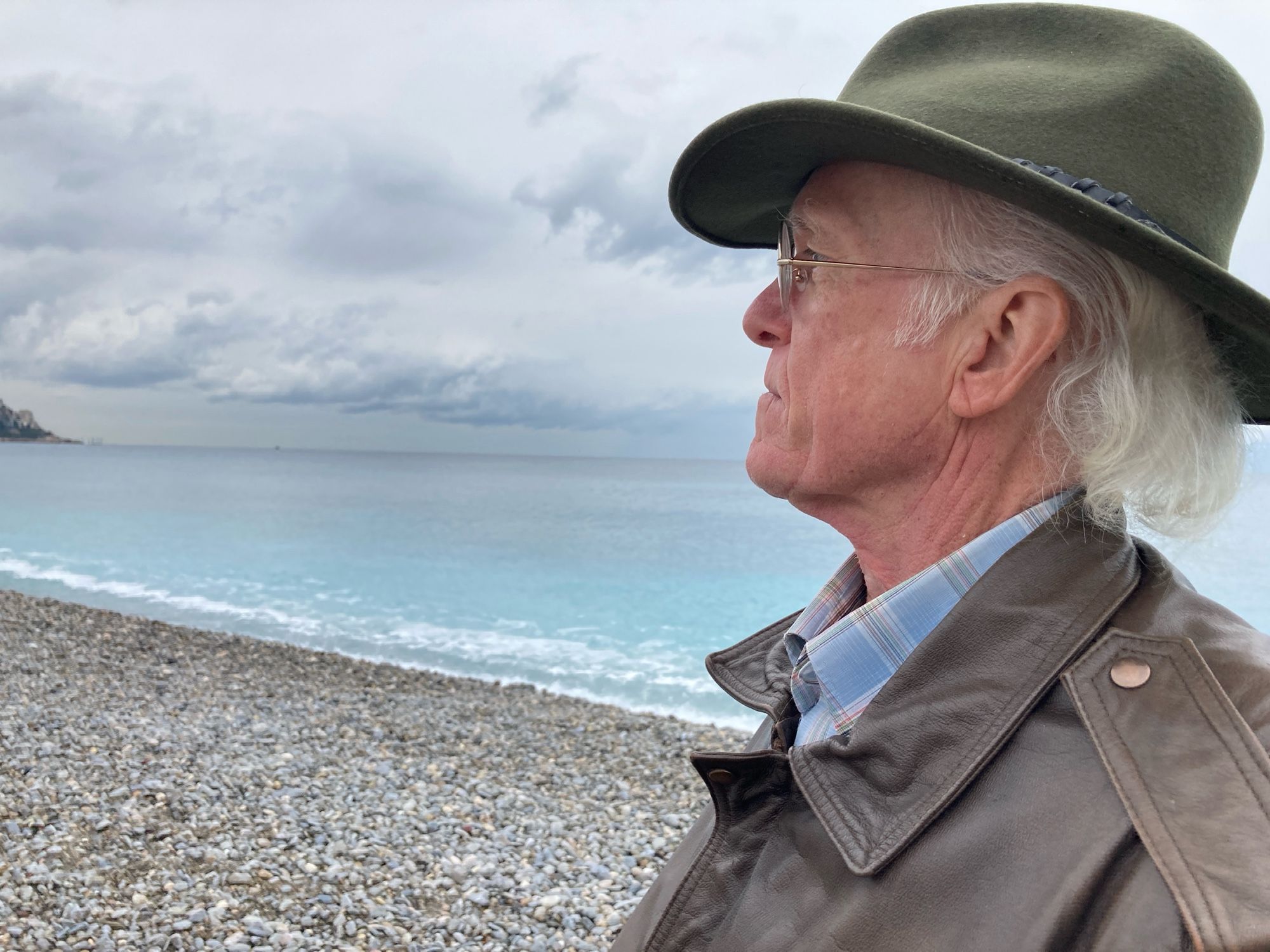 Don Rosa in front of a grayish blue sky at the seaside in Nice.