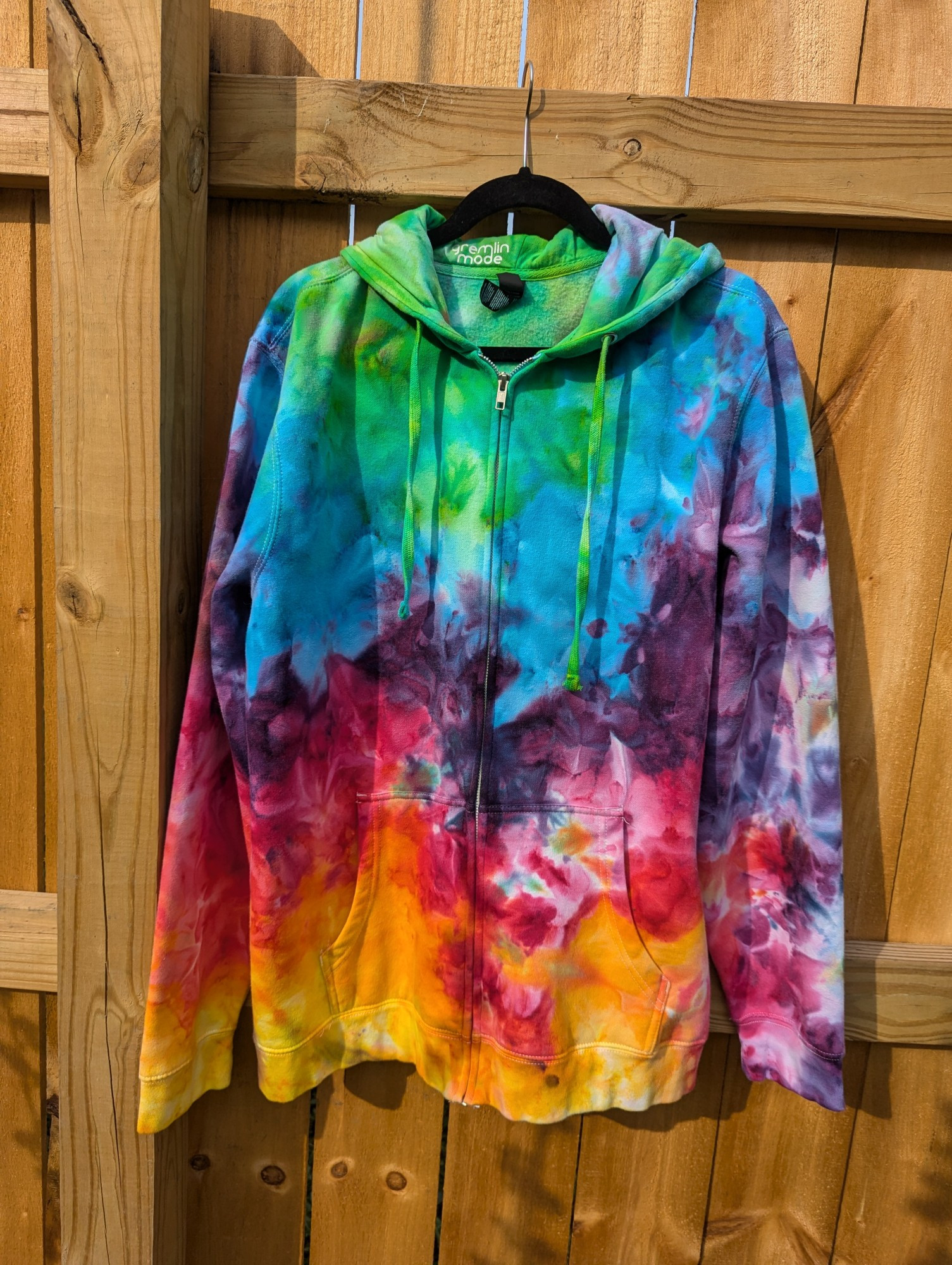 A seven-colored bright rainbow scrunch ice-dyed hoodie.