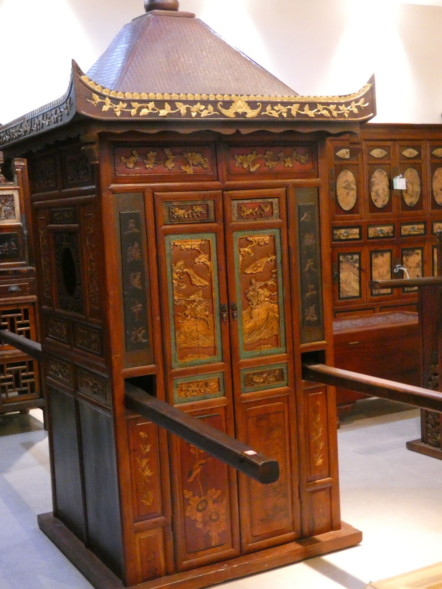 Lacquer sedan chair