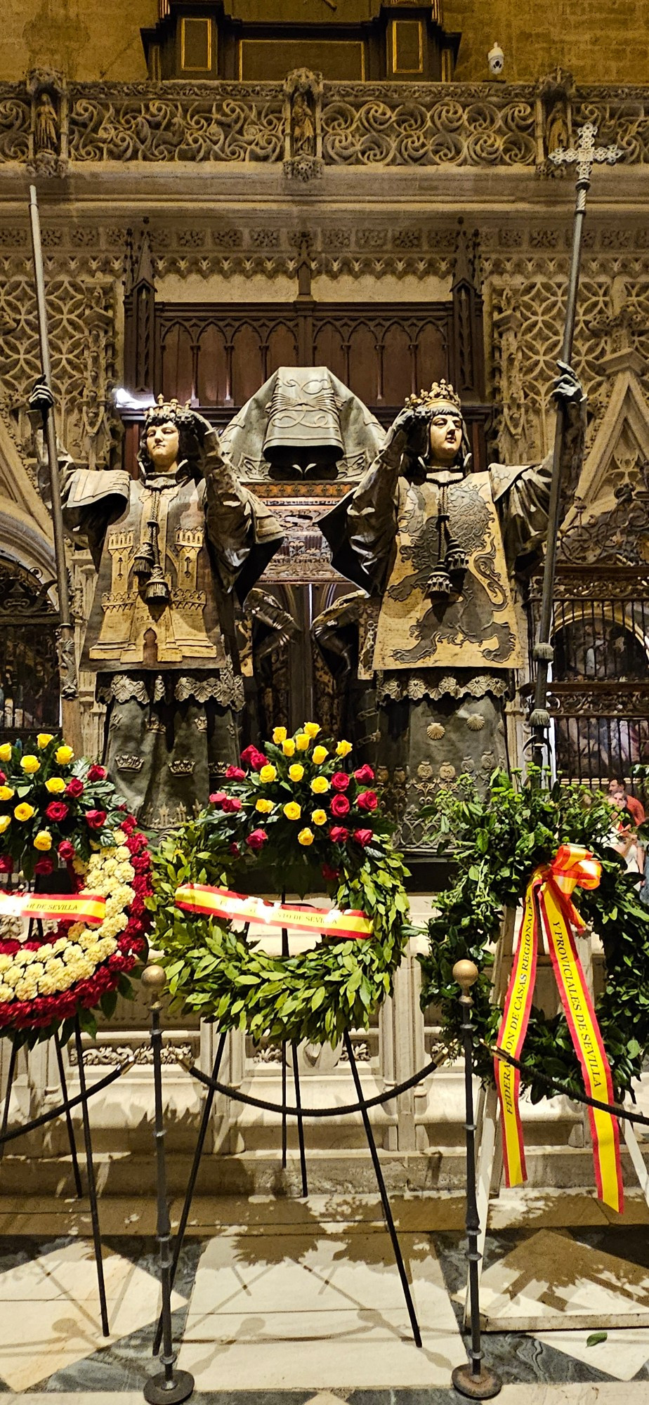 Grab von Christoph Kolumbus in der Kathedrale von Sevilla. Vier Soldaten tragen einen symbolischen Sarkophag, der aber eigentlich darunter liegt. Schwer zu beschreiben, find ich