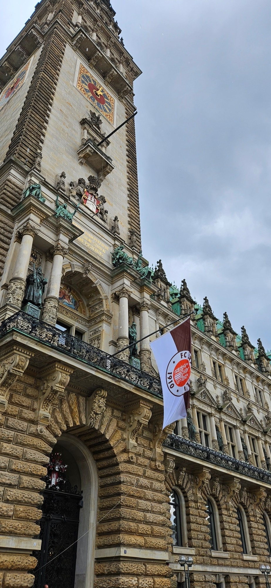 Hamburger Rathaus mit Paulifahne