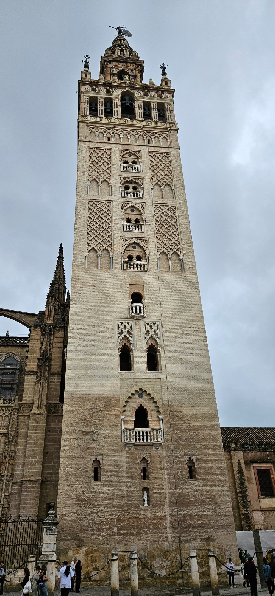 Turm der Kathedrale von Sevilla mit vielen maurischen Aspekten 