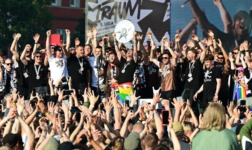 Mannschaft des Fcsp mit Meisterschale