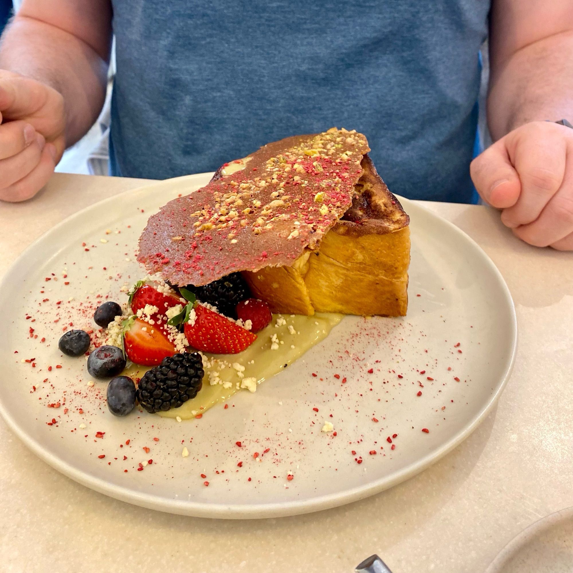 Pistachio French Toast mit Wildbeeren und Erdbeeren