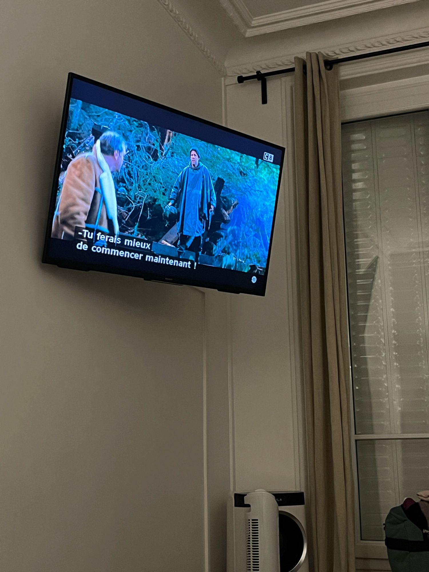 Rambo playing on a tv with French subtitles