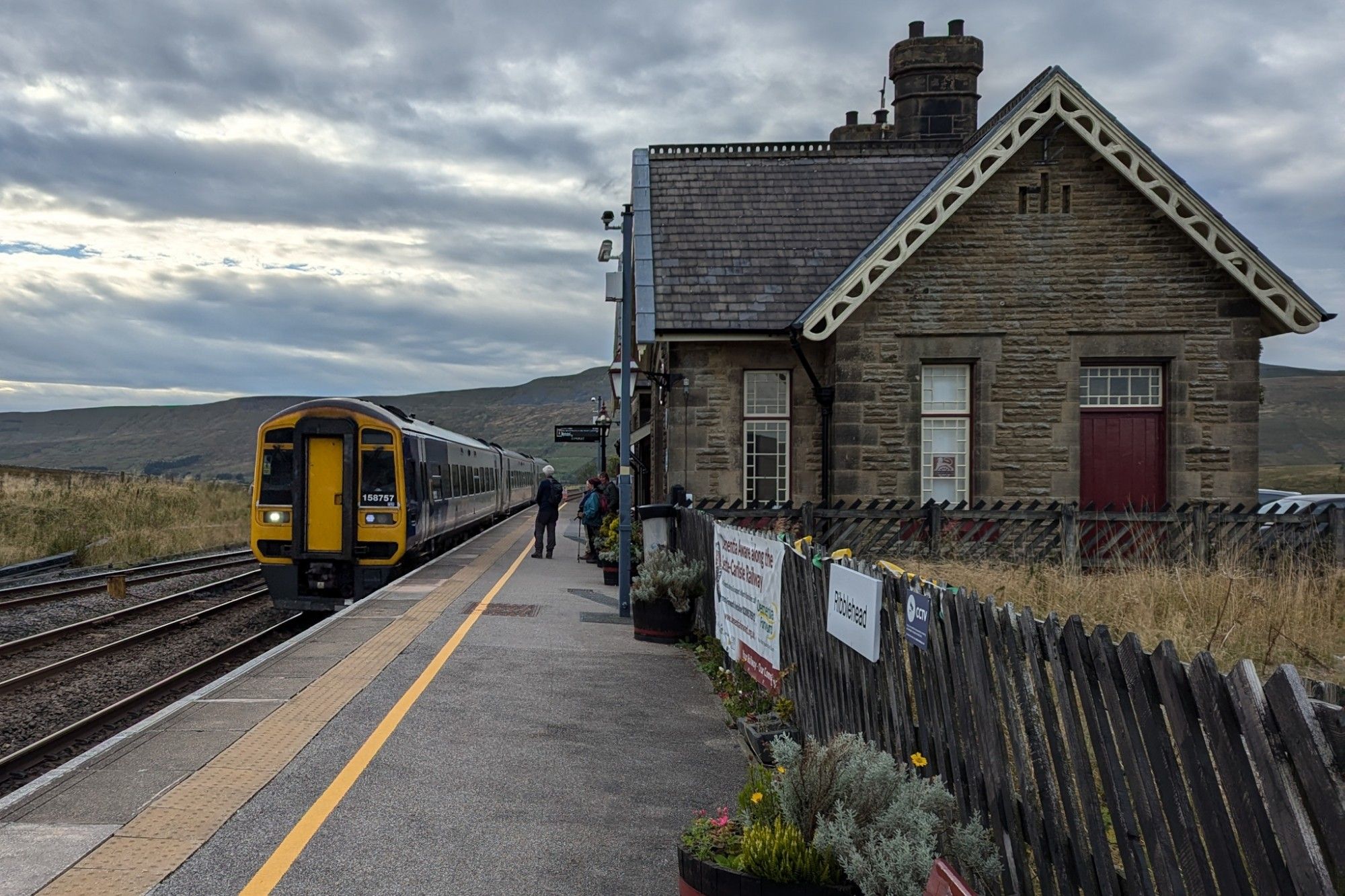 The same image, but this time with an arriving 3-car train