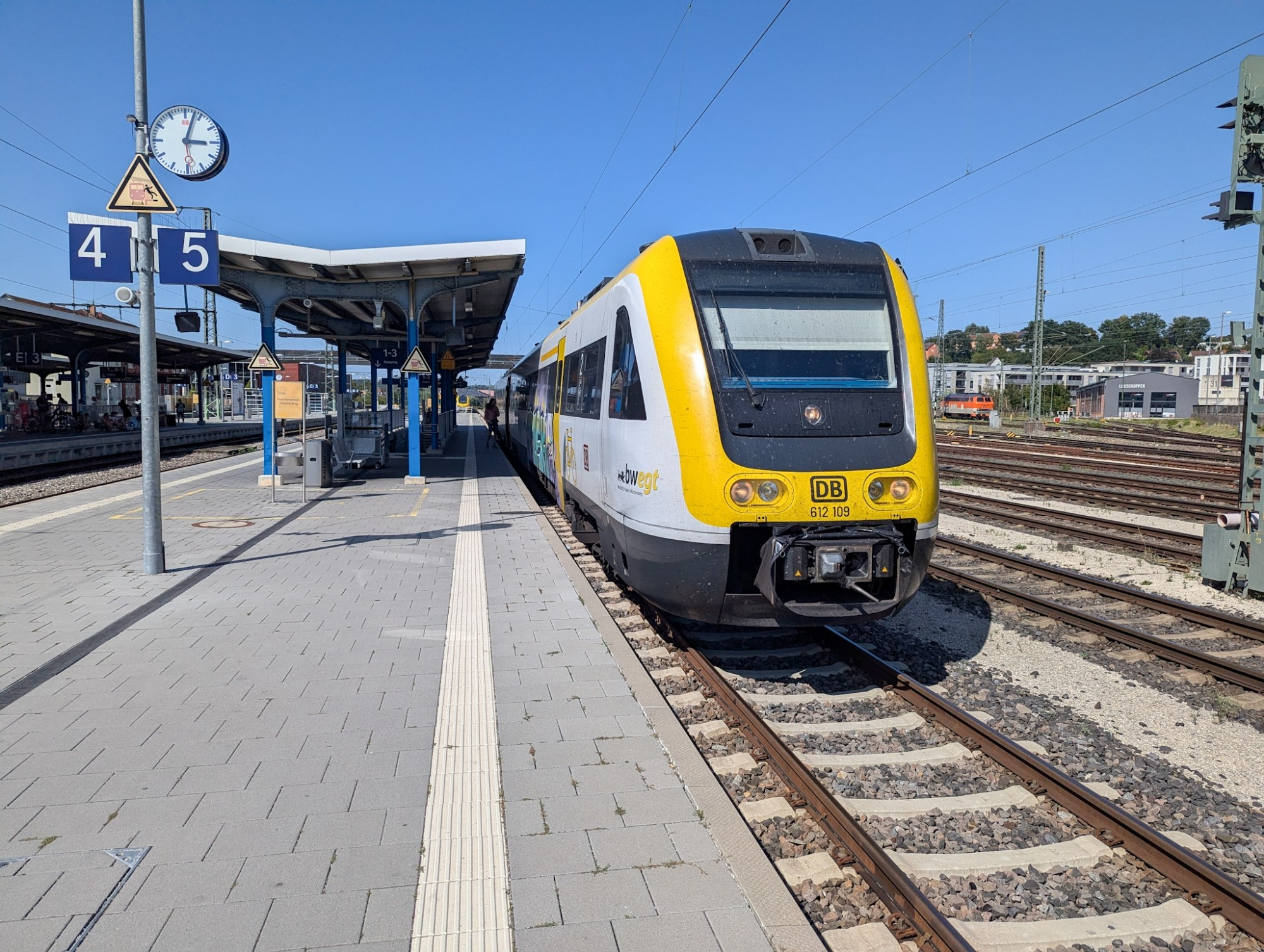 Ein zweiteiliger Neigezug der Baureihe 612 im gelb-weissen Landesdesign von Baden-Württemberg am Bahnsteig in Aalen.