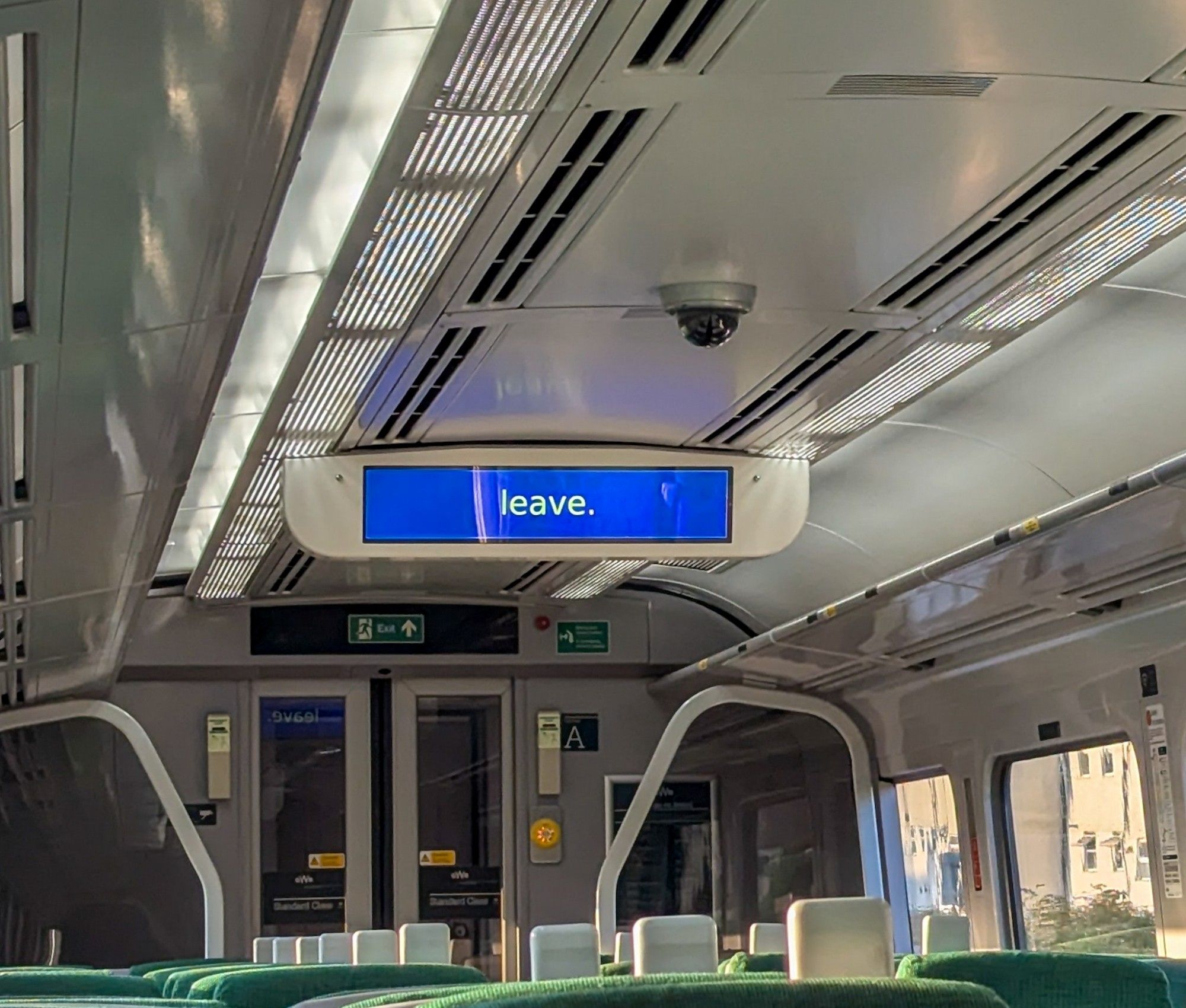 Passenger information screen, reading "leave."