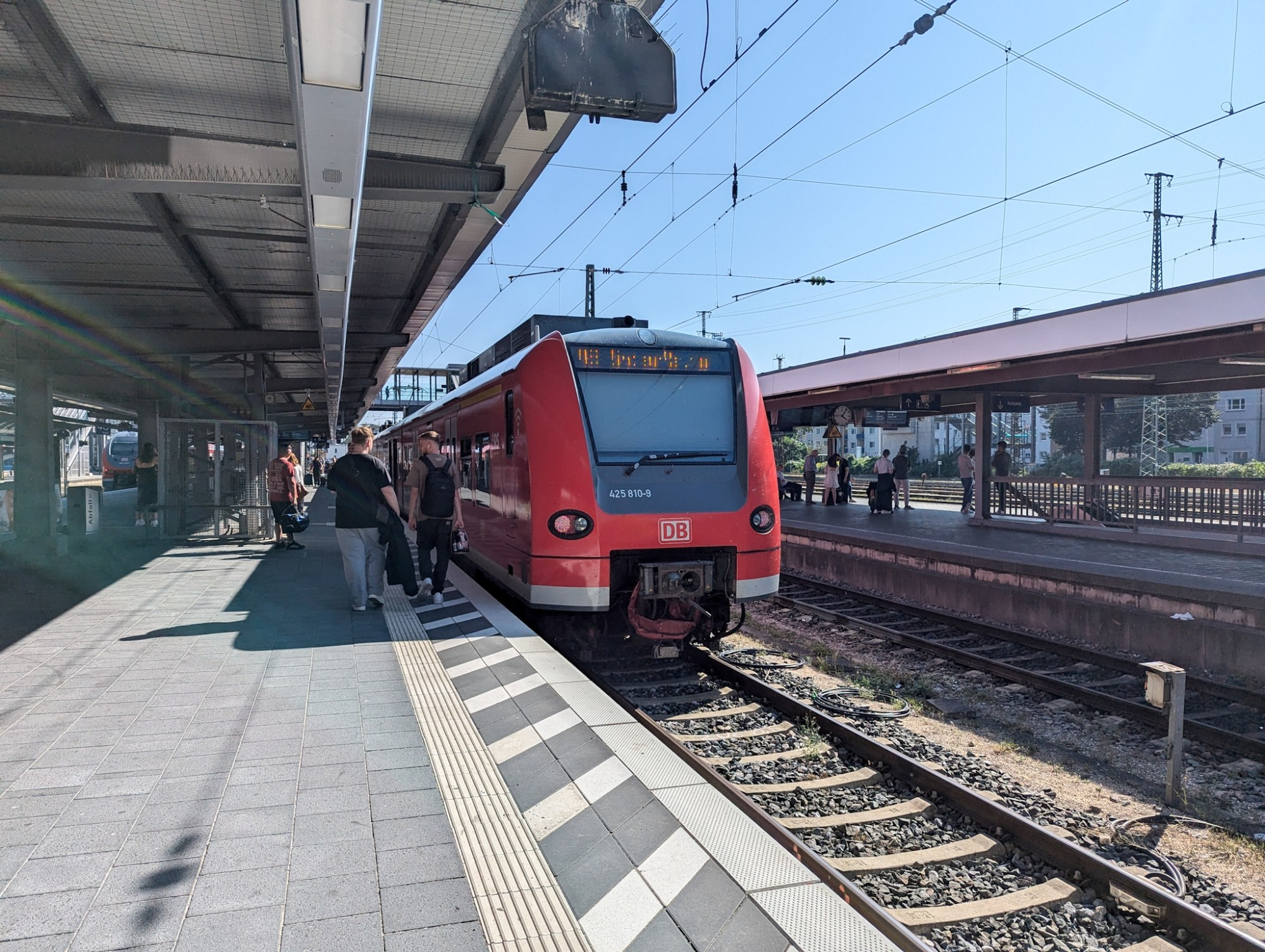 Ein S-Bahn-Triebzug der Baureihe 425 wartet als IRE (!) nach Lindau am Bahnsteig.