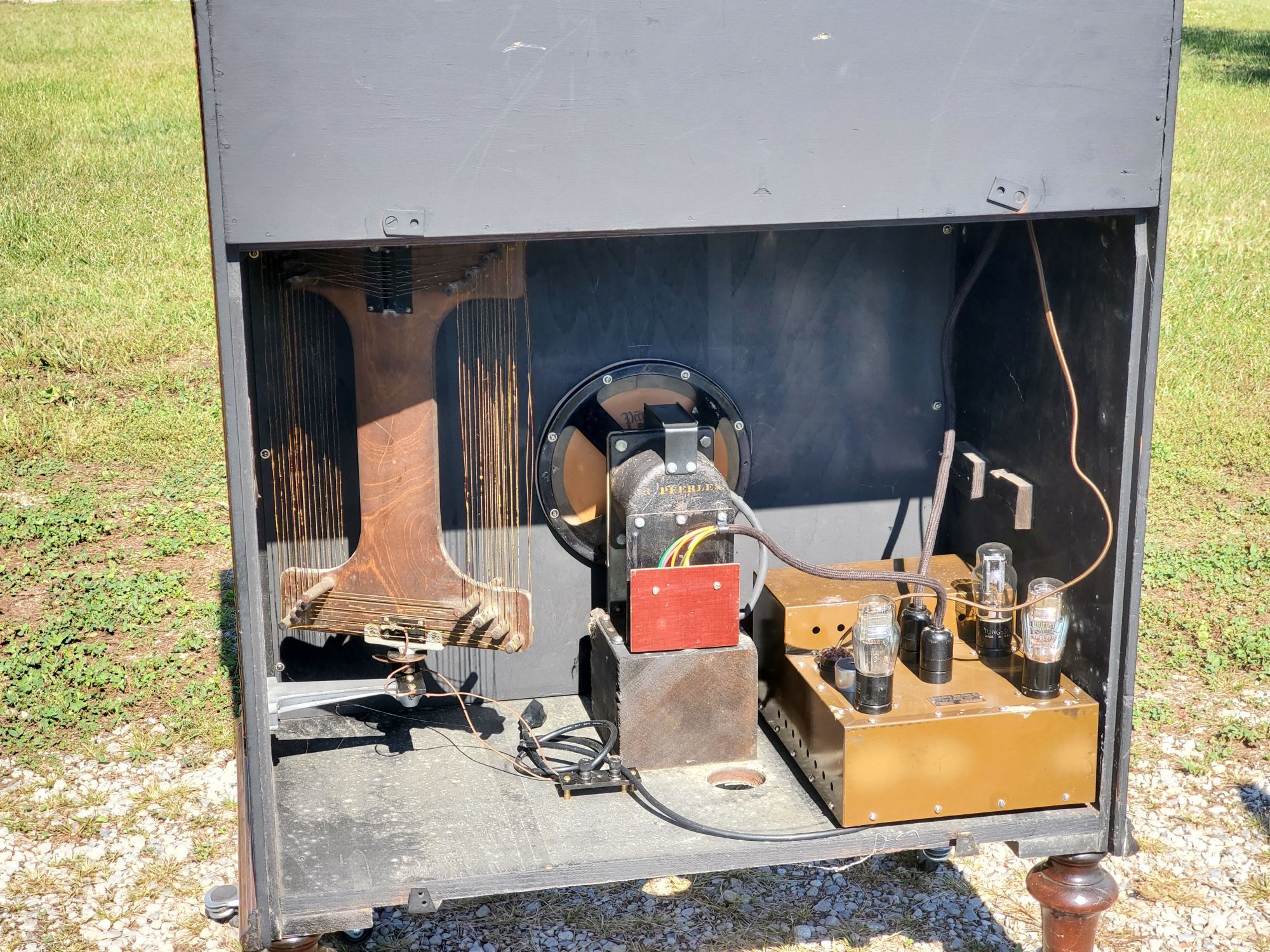 1928 Slagle model 10-29B console radio looking in the back at the loop antenna, speaker and power chassis