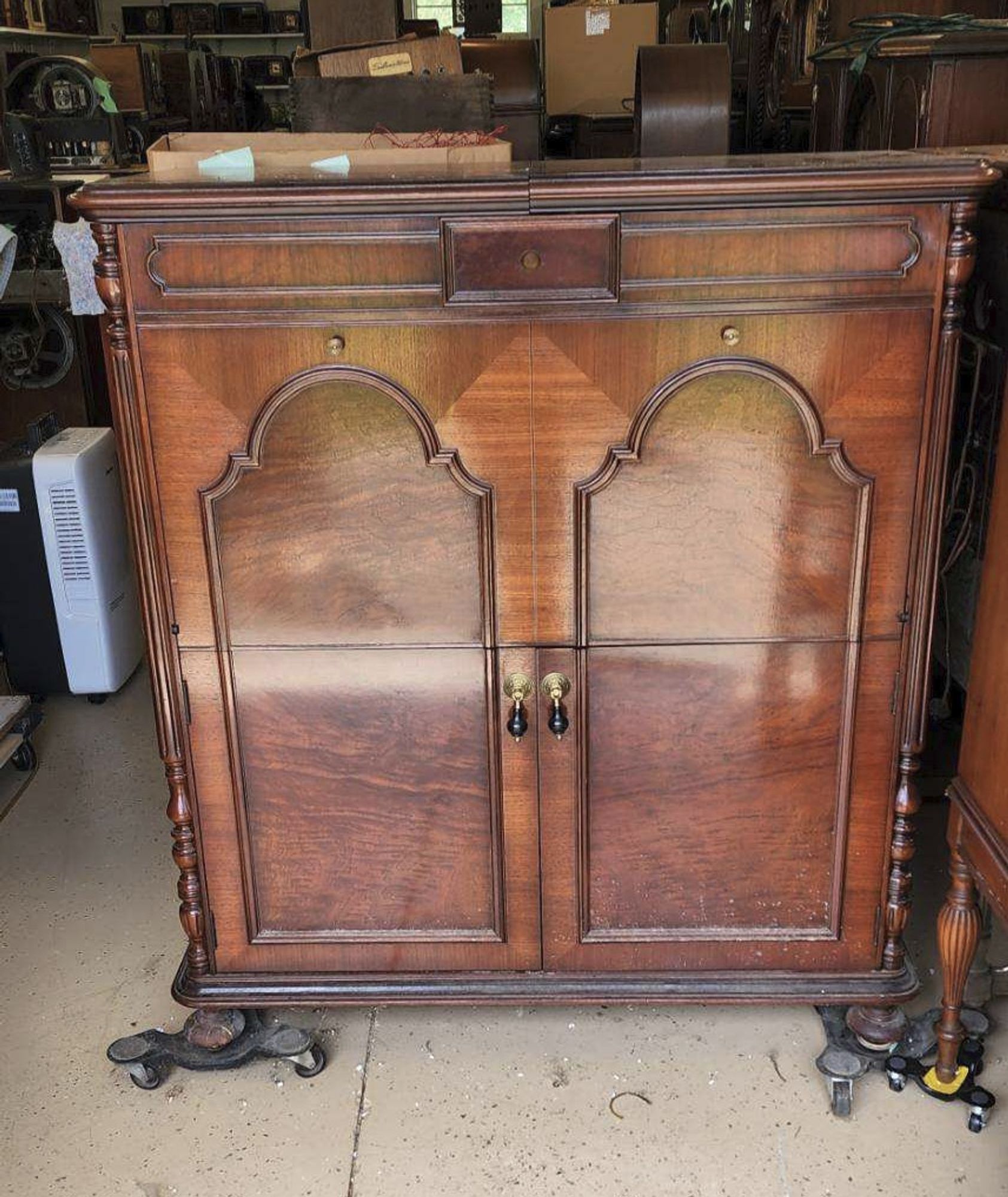 picture of a 1927/28 Stromberg Carlson 744 radio phonograph with doors closed