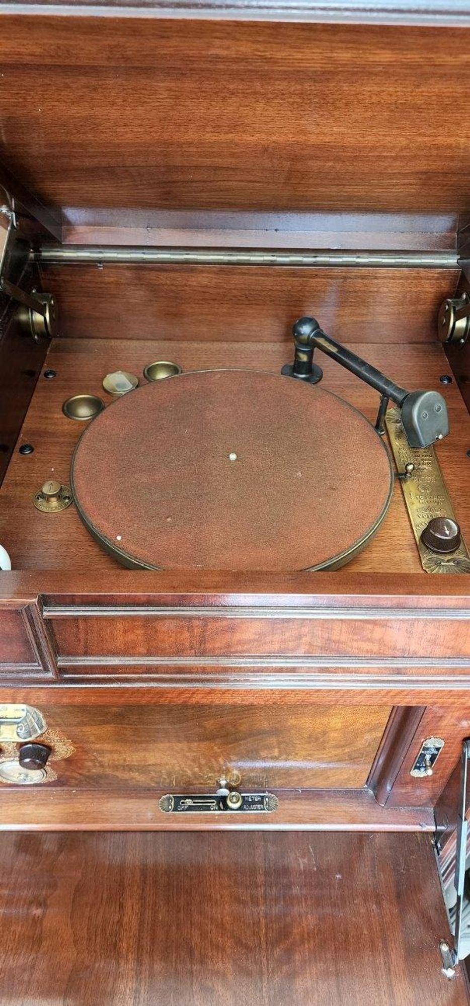 Picture of the phonograph compartment of a 1927/28 Stromberg Carlson model 744