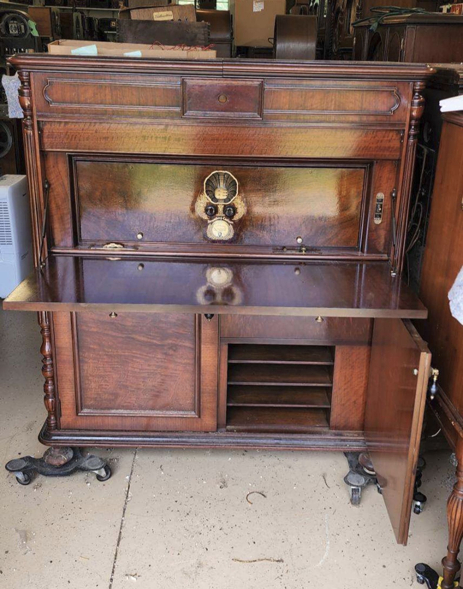 picture of a 1927/28 Stromberg Carlson model 744 radio/phonograph with the doors open