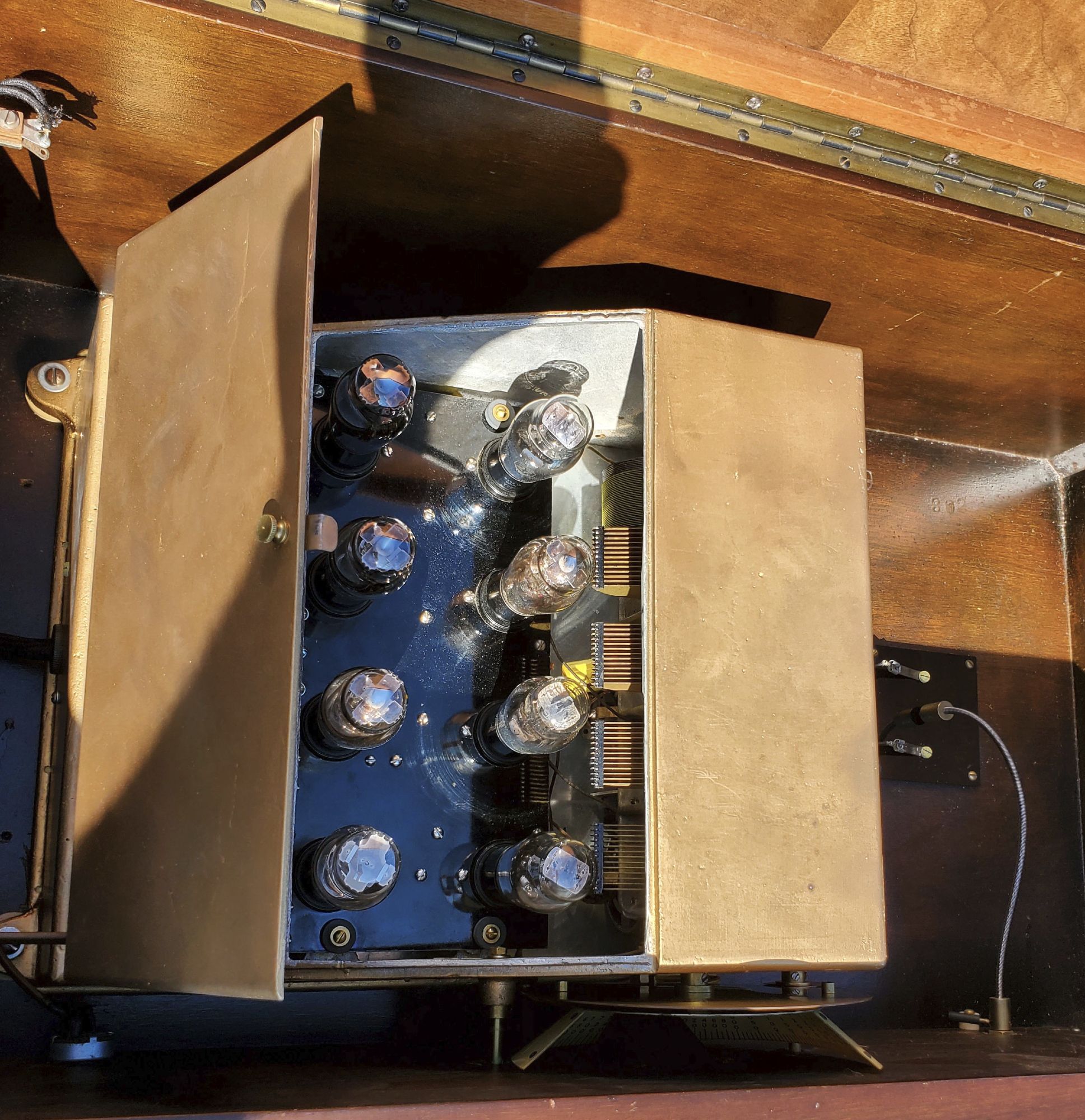 1928 Slagle model 10-29B console radio looking in the top at the chassis and tubes