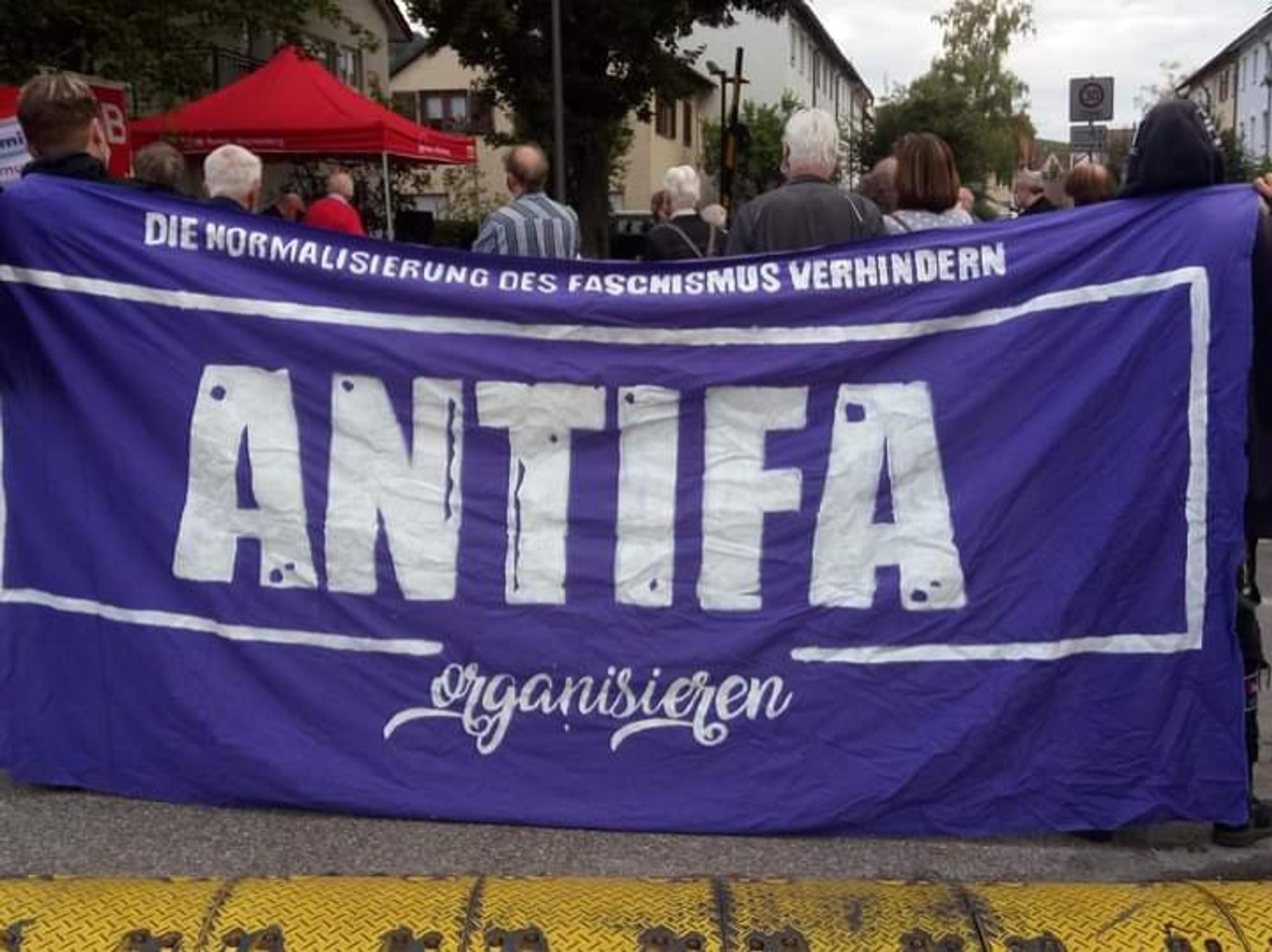 Transparent mit den Worten: "Die Normalisierung des Faschismus verhindern - Antifa organisieren"