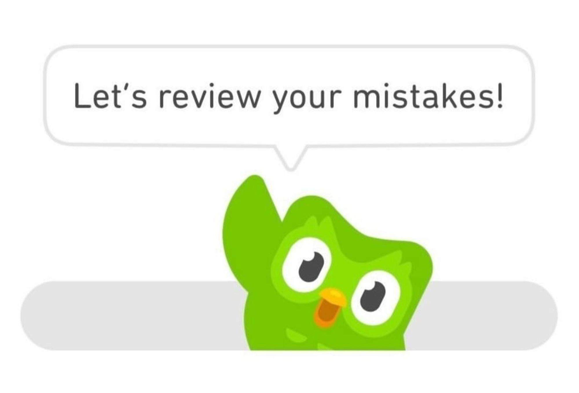 Duolingo-Vogel Duo winkt in die Kamera und sagt "Lass und einen Blick auf deine Fehler werfen!"