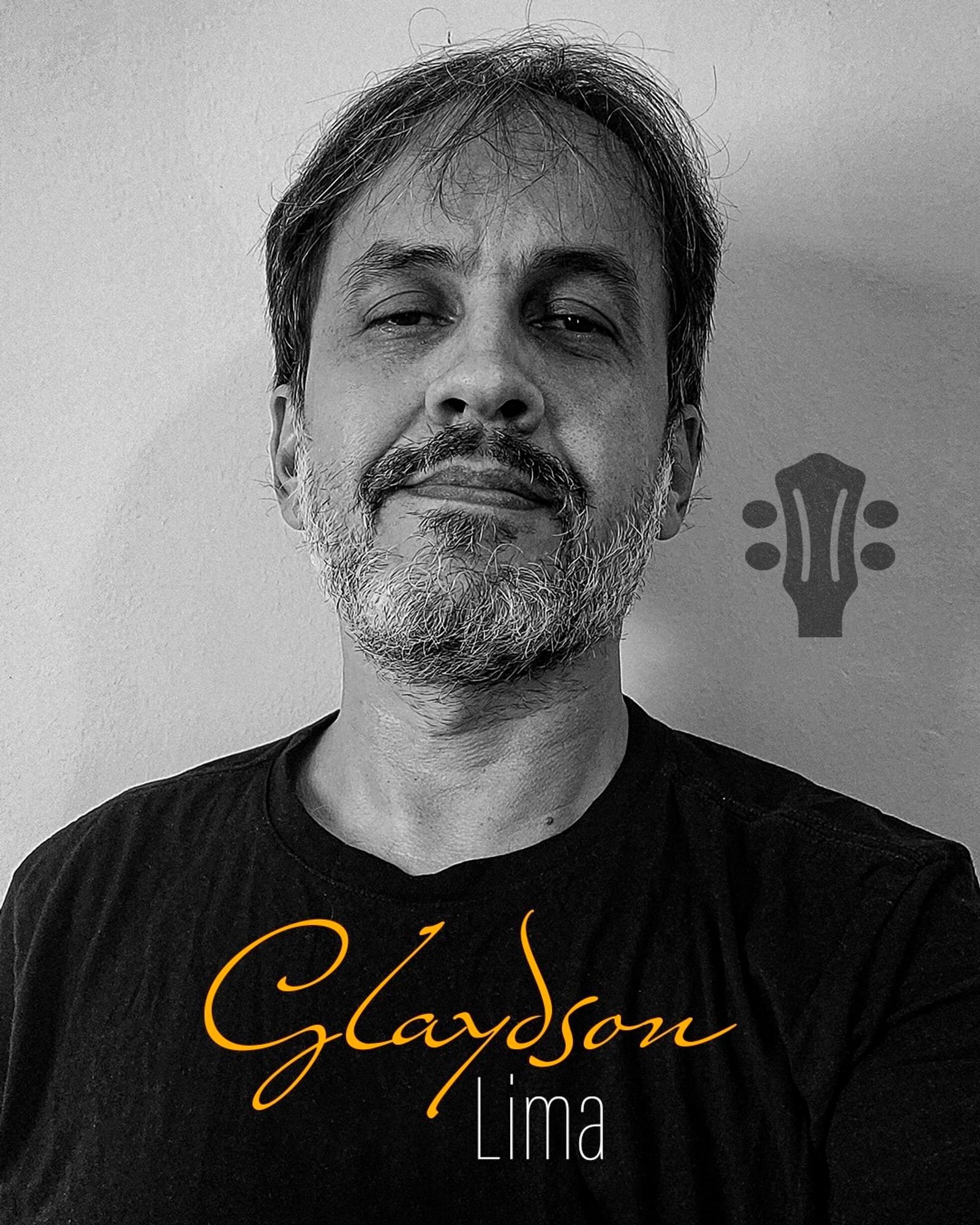 Foto do baixista Glaydson Lima, usando camisa preta, barba meio grisalha, cabelos curtos.