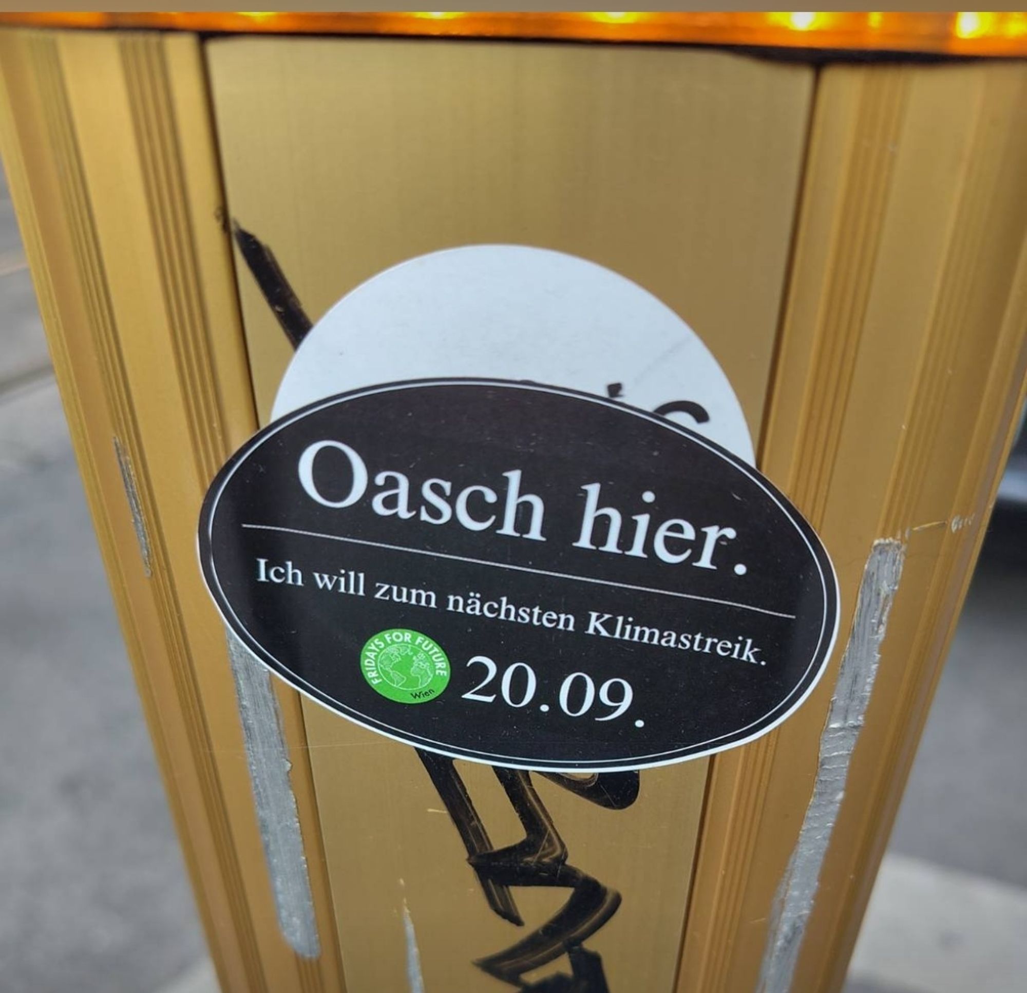 Auf einer Ampel klebt ein Schild: Oasch hier. Ich will zum nächsten Klimastreik 20.09.