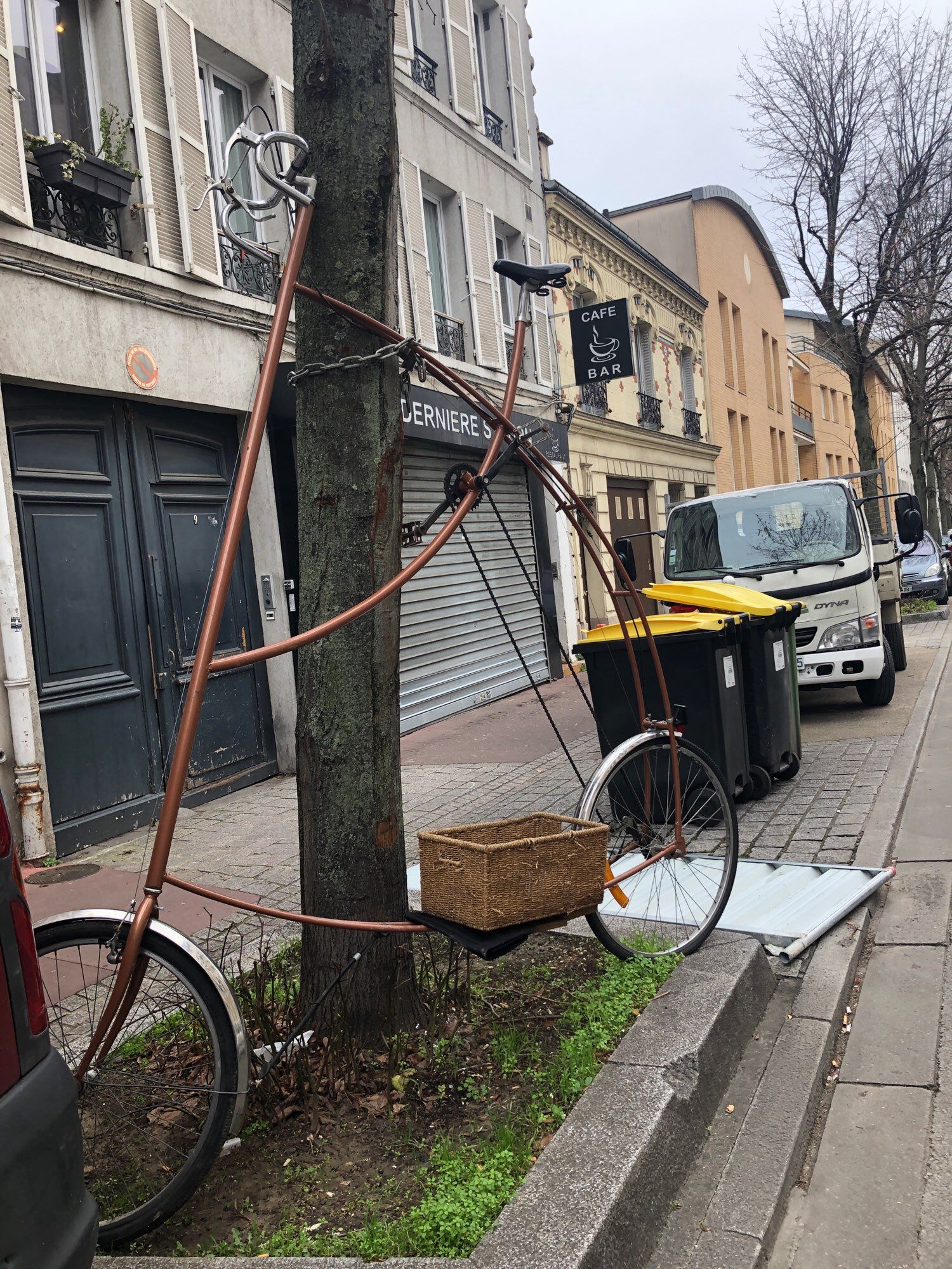 Un tall bike garé contre un arbre dans une rue du Pré Saint Gervais