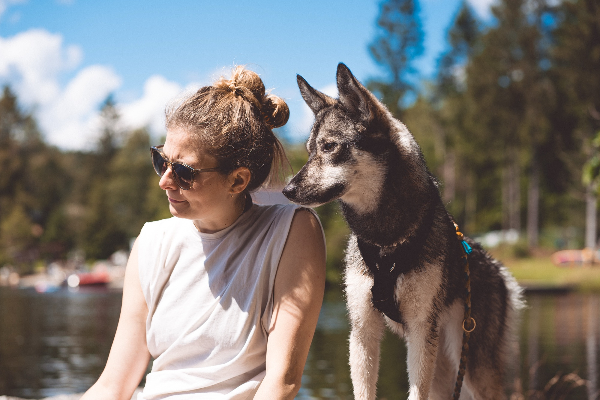 Frau mit ihrem Hund am See 