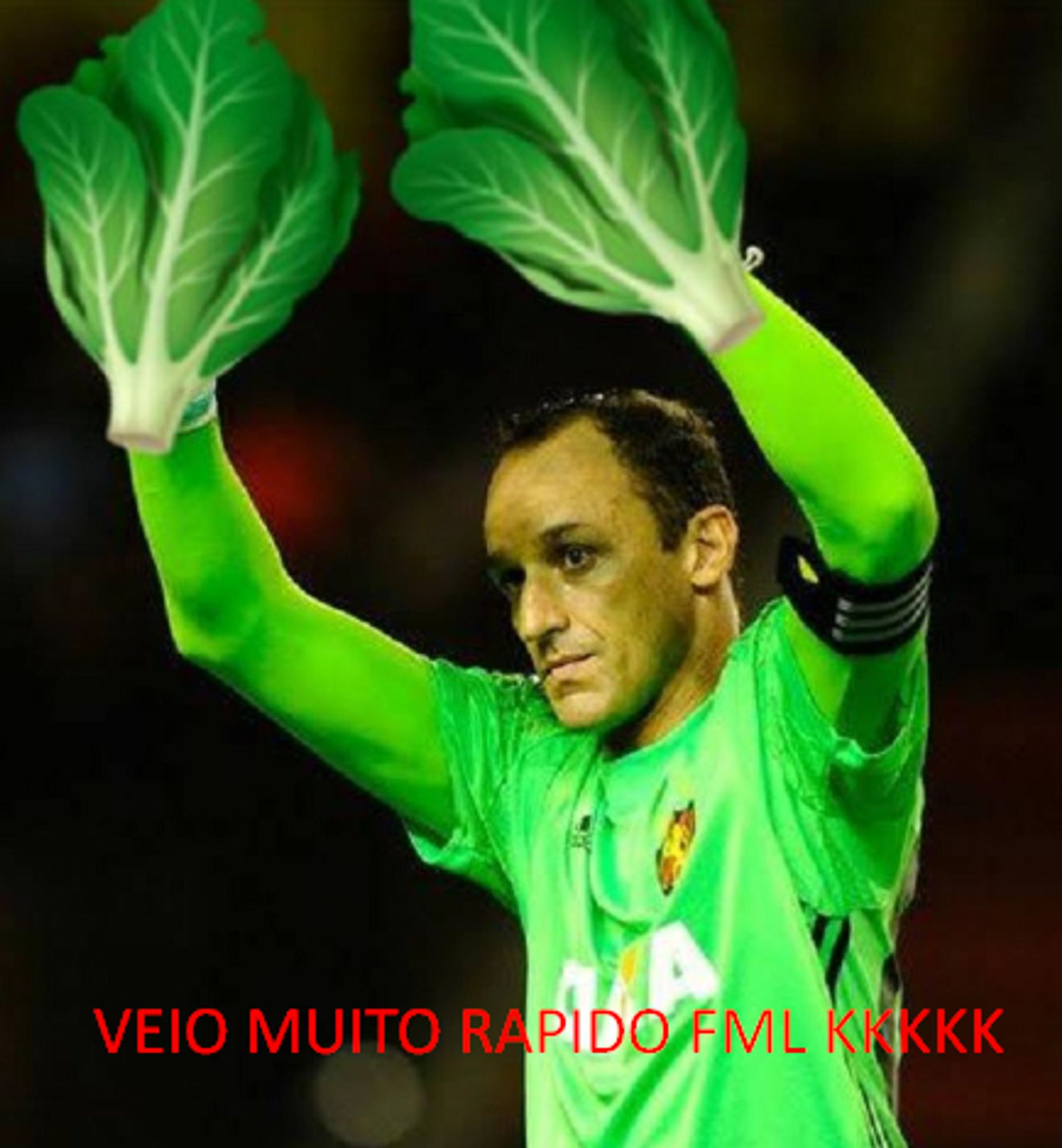 Goleiro Magrão do Sport com mãos de alface e a frase "veio muito rapido fml kkkkk"