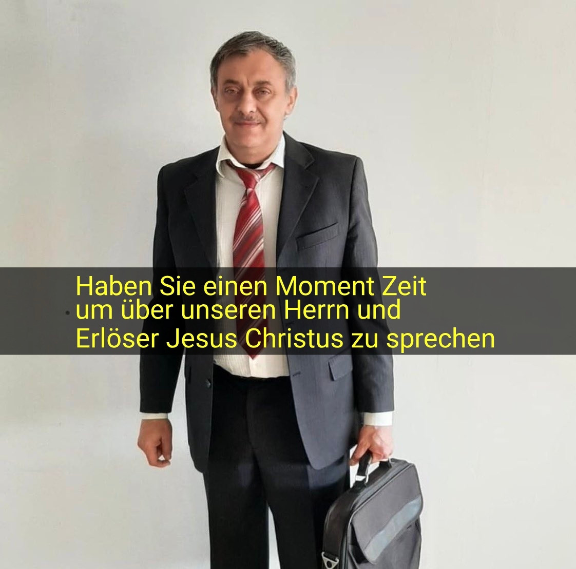 Bild von Typ der glaube ich als 'erkan fick' bekannt war auf Twitter jedenfalls beglücker von sehr, sehr alten Frauen, mit Anzug Krawatte und Aktentasche, Text 'Haben Sie einen Moment Zeit um über unseren Herrn und Erlöser Jesus Christus zu sprechen'